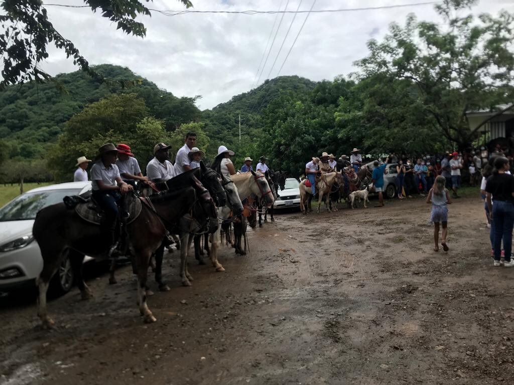 Funeral de padre y sus dos hijos que fallecieron a consecuencia de choque ocurrido en Cartagena de Santa Cruz. Foto cortesía Noti Cartagena.