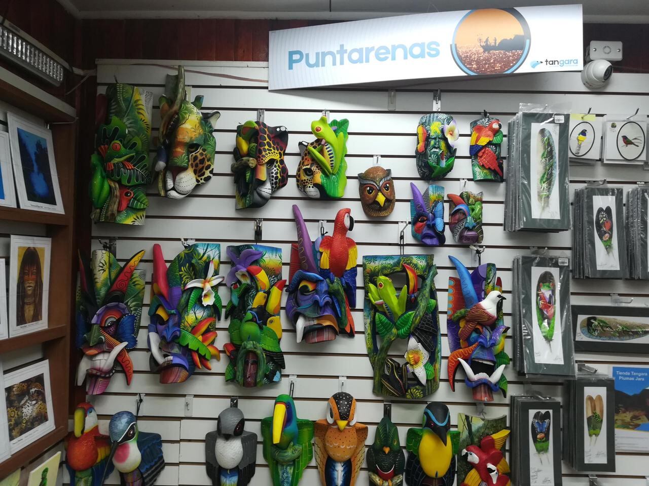 Reserva Biológica de Monteverde hay una “tienda modelo” de souvenirs llamada “Tangara”. En cada espacio hay artesanías con identidad de artistas y emprendedores de todas las provincias de Costa Rica. Lilliana González es la administradora.