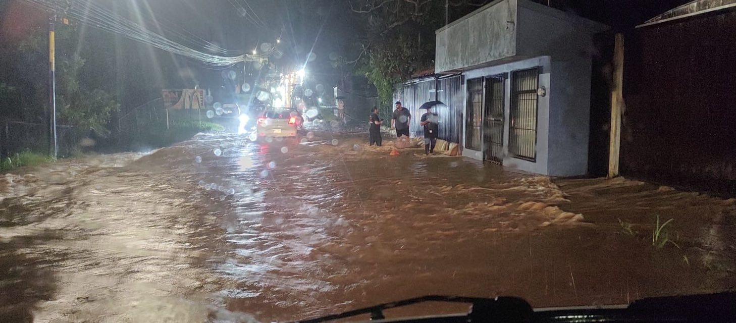 San Ramón fue golpeado por las fuertes lluvias de este lunes. Foto Teleuno Tv.
