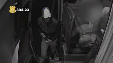 Cámara grabó a tres hombres que madrugaron para asaltar a pasajeros de bus
