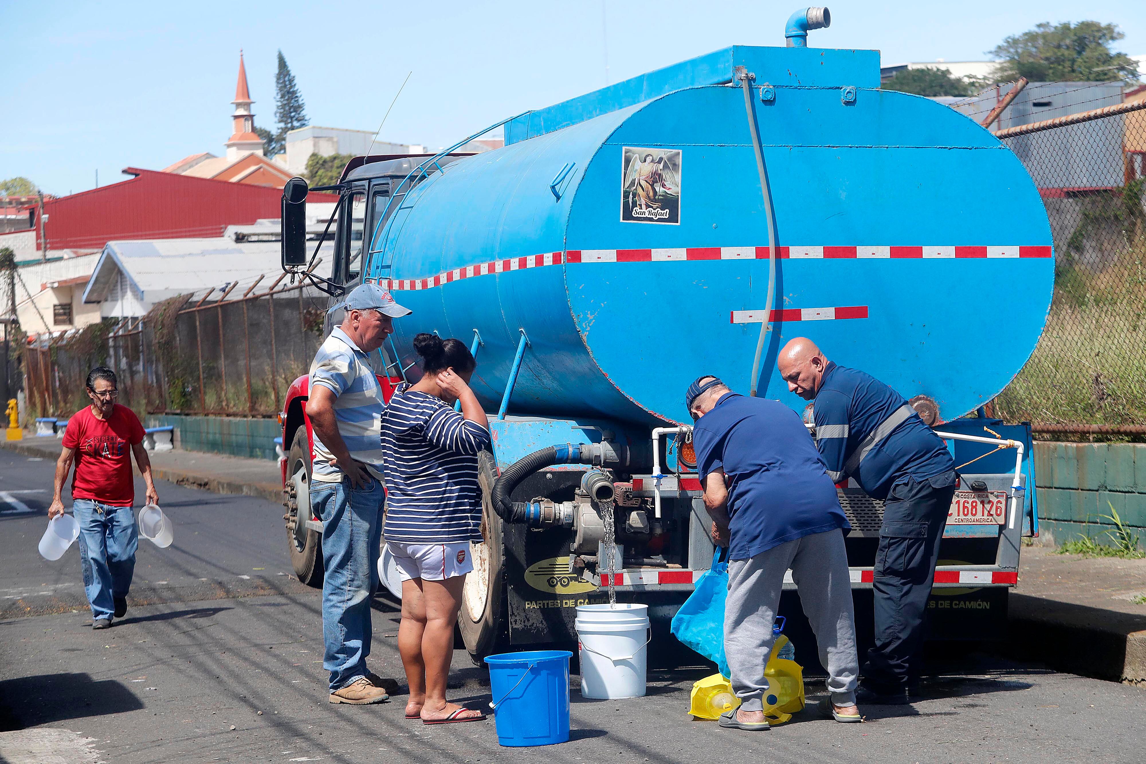 0/01/2024     Cinco Esquinas de Tibás, barrio San Gabriel Sur. Un camión cisterna contratado por Acueductos y Alcantarillados (AyA) repartió agua potable este martes por la mañana. Hombres, mujeres y niños de todas las edades se acercaron botellas, bidones, tarros y ollas para recoger agua ante la crisis que se vive por la contaminación del líquido con algún hidrocarburo hasta ahora desconocido. Foto: Rafael Pacheco Granados