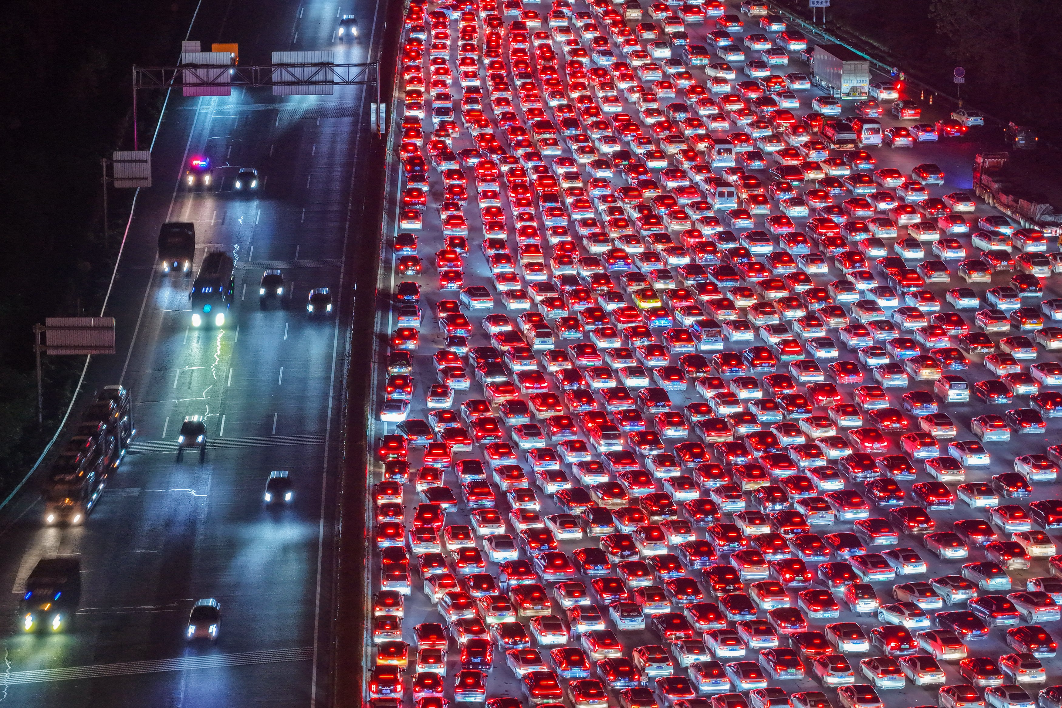En Shenzhen, las autoridades extendieron los horarios del metro y autobuses para aliviar la congestión vial. (AFP)