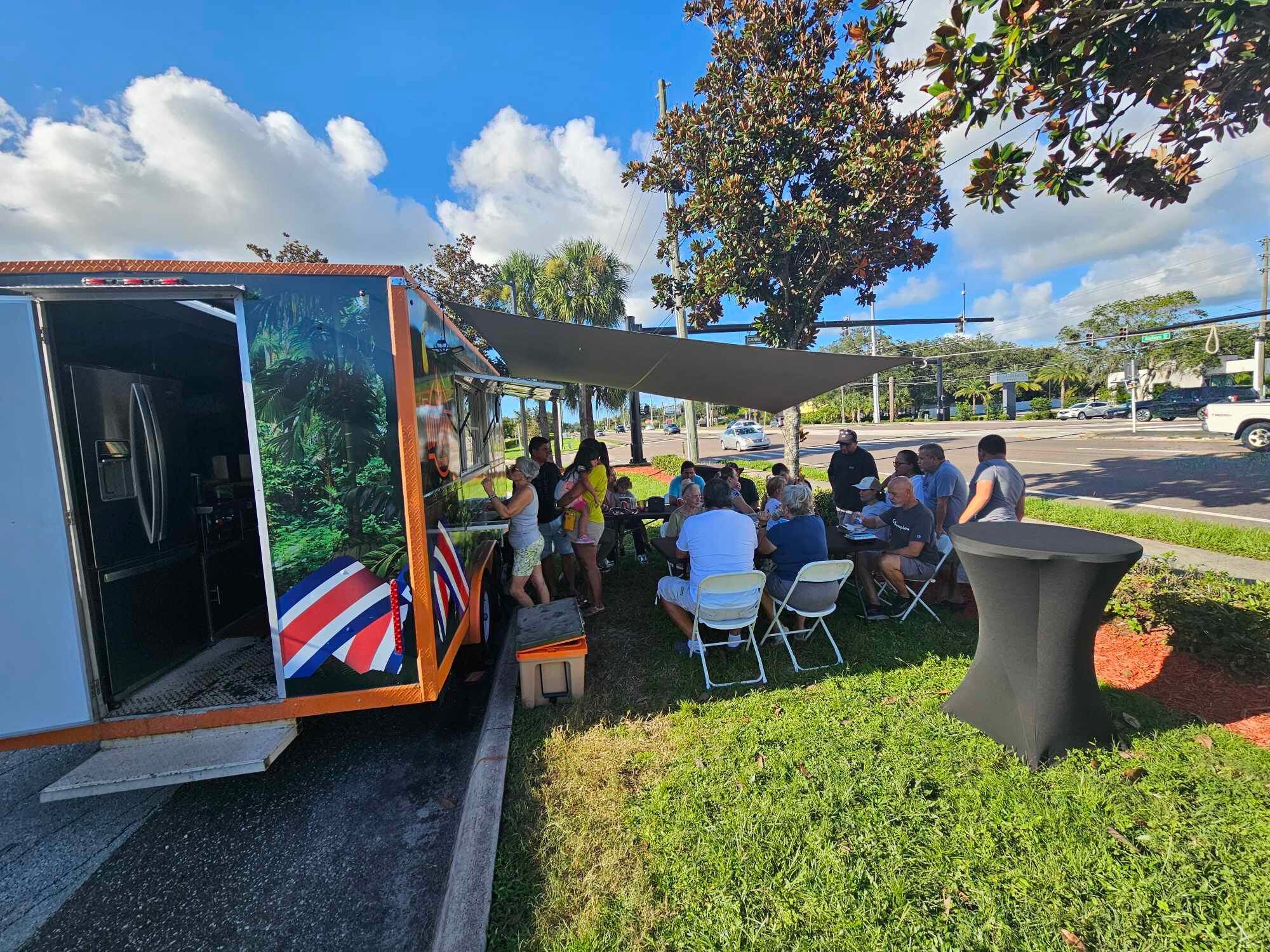 Matrimonio tico que vive en Estados Unidos hace su propio chorizo y salchichón
