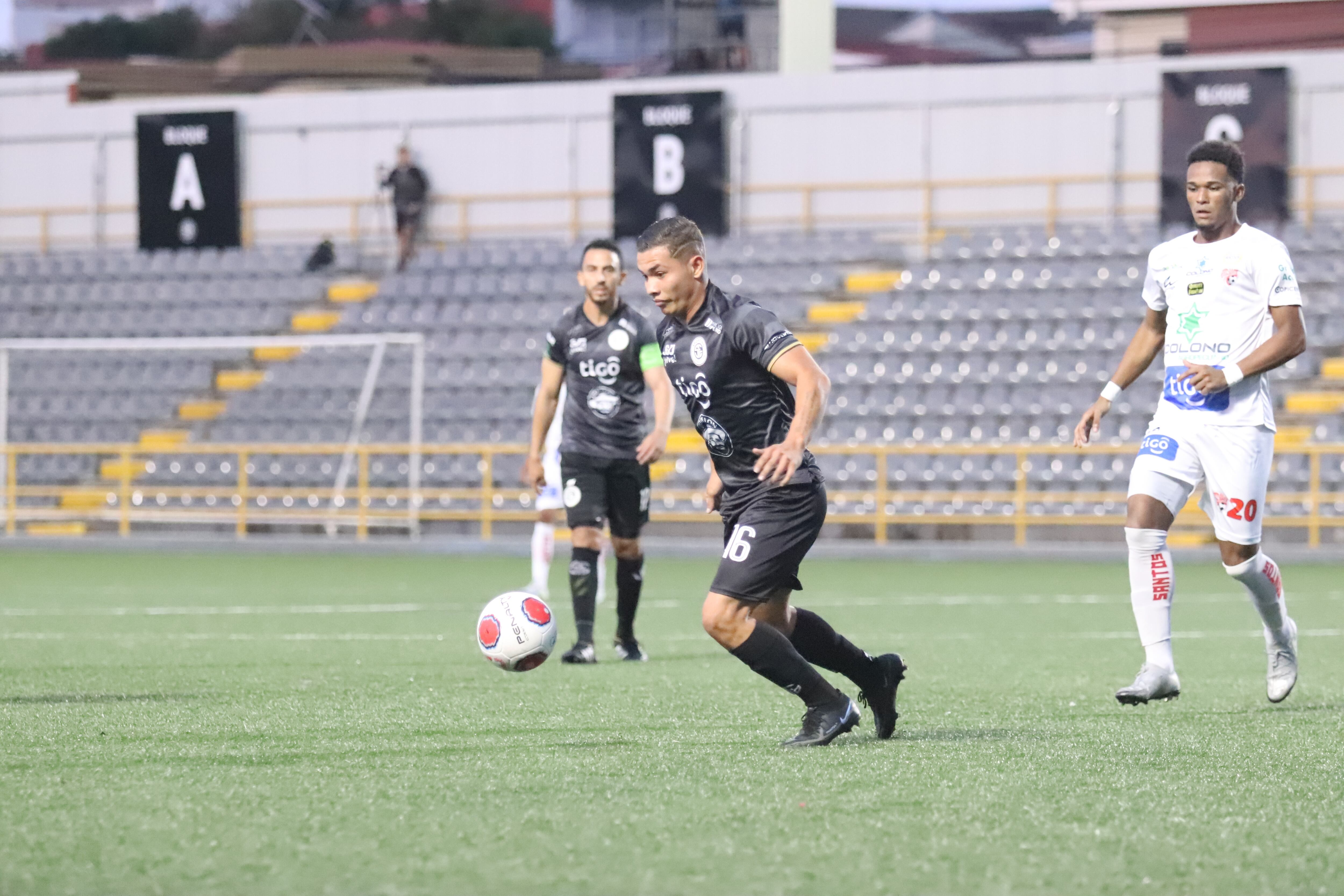 Los josefinos le arruinaron el festejo a Santos. Prensa SFC.