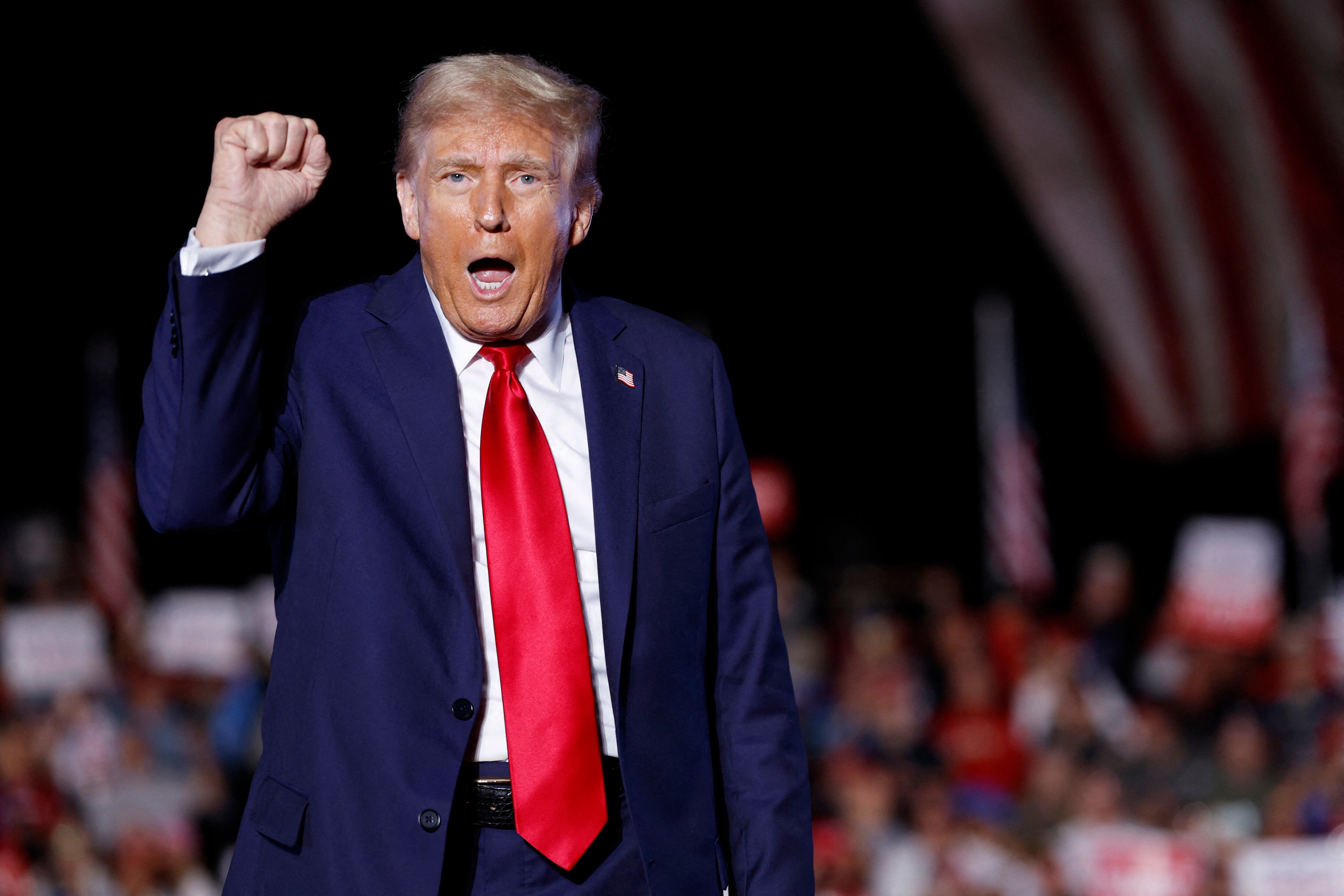 El candidato presidencial republicano, el expresidente Donald Trump, levanta el puño mientras sale del escenario al final de un mitin de campaña en el recinto ferial en Butler, Pensilvania.