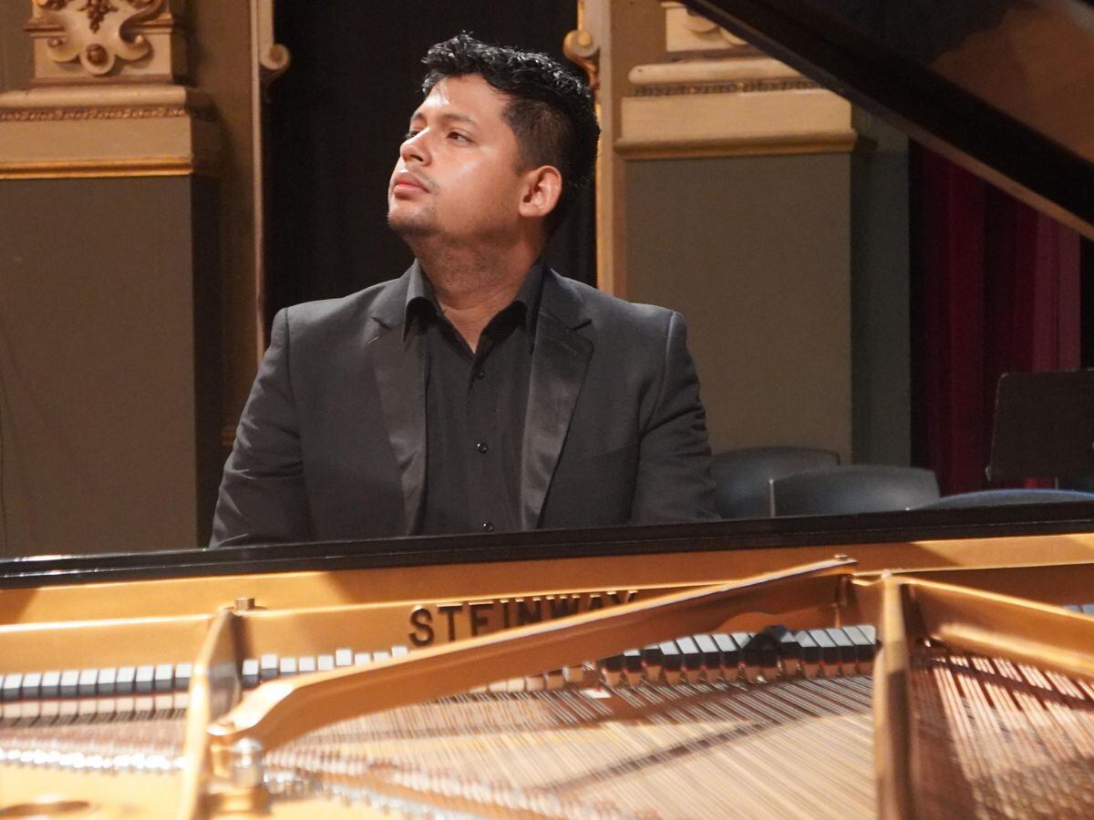 Rubén dejó su vida en Nicaragua atrás para dedicarse a su mayor pasión: la música.