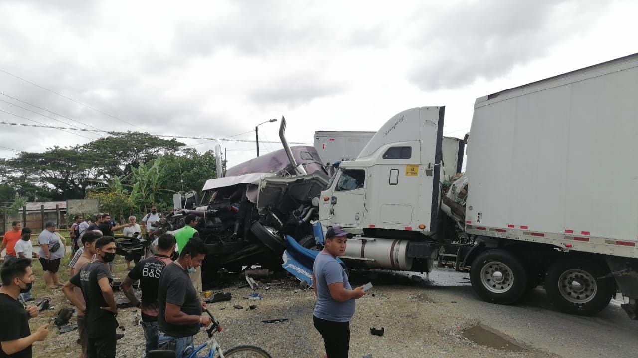 Conductores resultan heridos por choque entre dos trailers en Río Claro de Golfito. Fotos Alfonso Quesada.