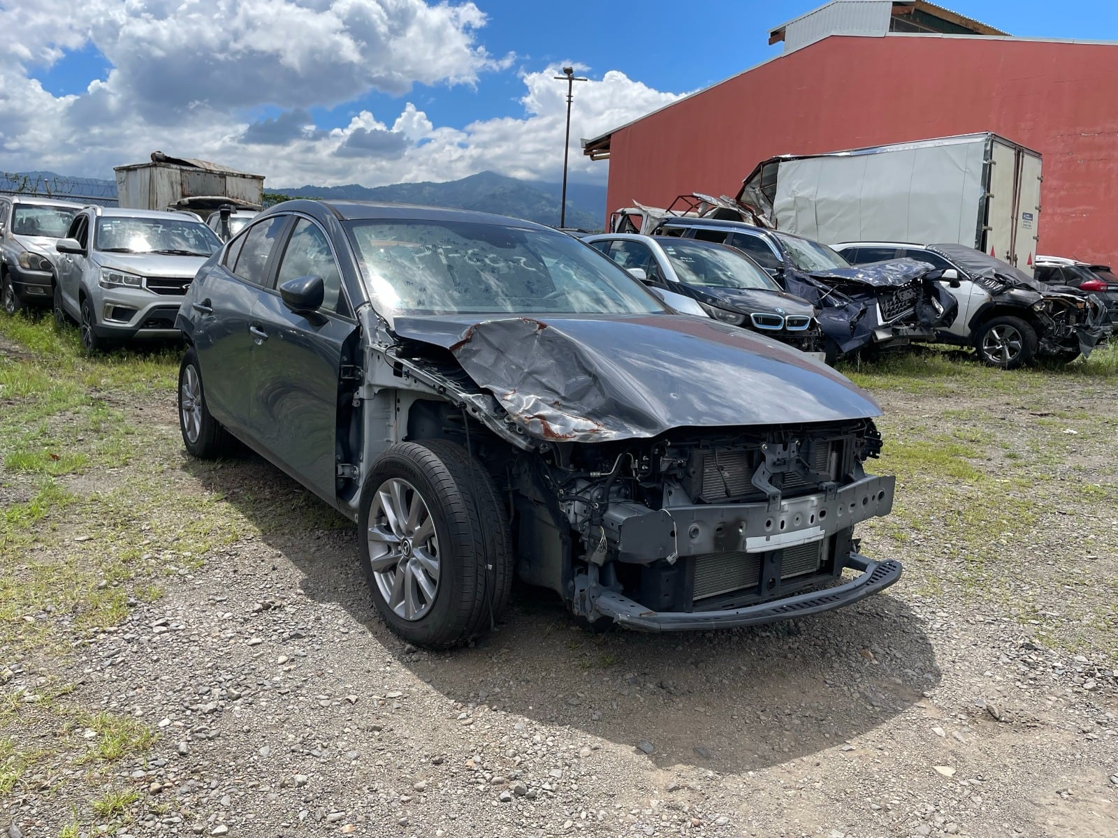 INS pone en venta vehículos para repuestos