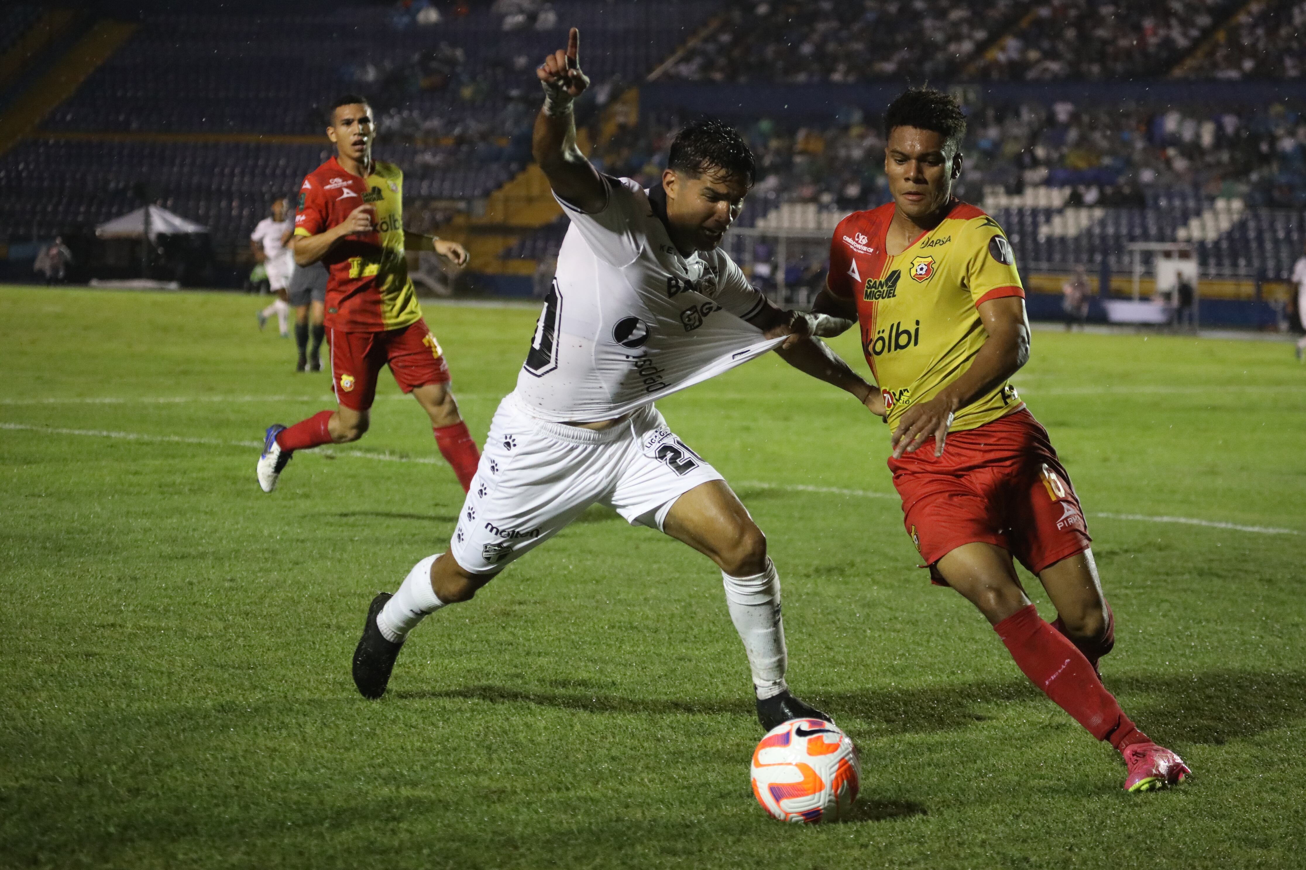Comunicaciones vs. Herediano
Copa Centroamericana
Cuartos de final
27 de setiembre del 2023
Cortesia: Juan Manuel Mijangos/Nuestro Diario
Jesús Lpez,/Darryl Araya.