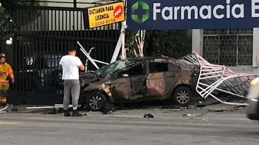 Conductor pierde el control y se estrella contra farmacia en Pavas: así se encuentra