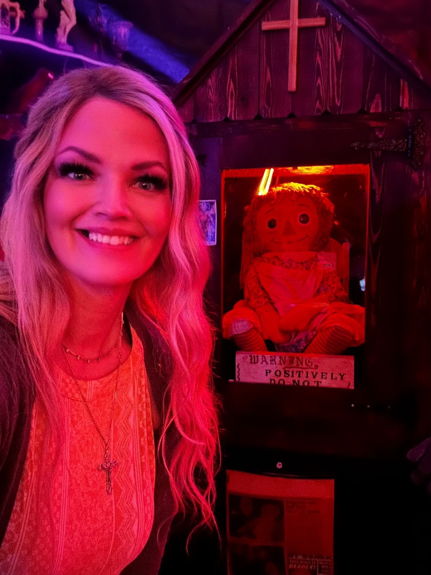 Gracias a los amigos de Investigación ParanormalCR, logramos establecer contacto hasta Estados Unidos con una experta en demonios que hace giras con la muñeca maldita Annabelle. El investigador paranormal tico, Israel Barrantes, ubicó a la demonóloga y nos ayudó con las preguntas.