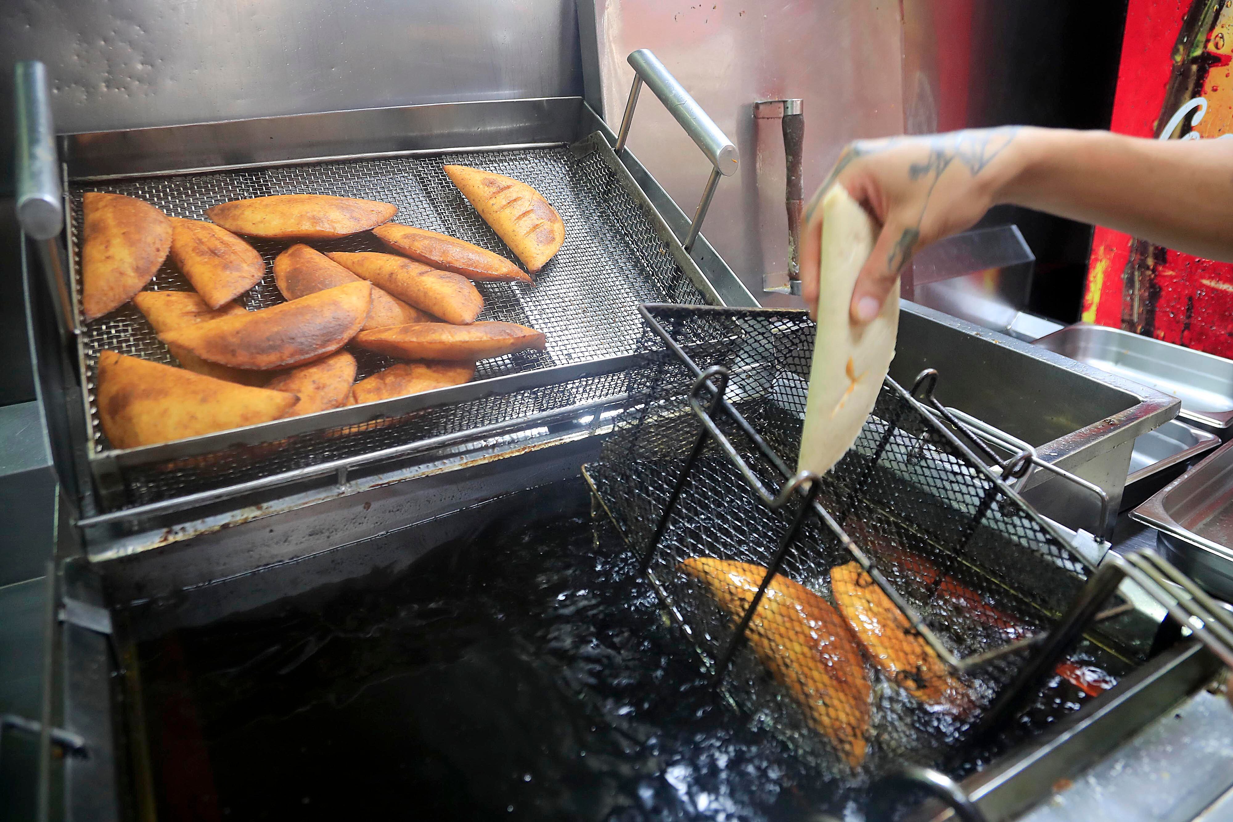 30/08/2023 San José. Soda El Frontón, frente al costado sur del OIJ, y su especialidad las empanadas, se mantiene vigente desde 1948. Aunque preparan casi todo tipo de comidas rápidas, sin duda son las empanadas su carta de presentación. Son tan buenos que muchos llegan, las piden y ahí mismo en la acera, de pie, las degustan.