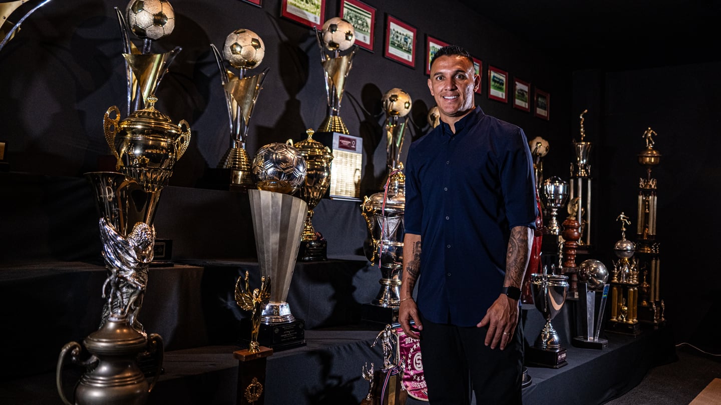 David Guzmán, junto a trofeos del Deportivo Saprissa. El volante de contención renovó por un año con los morados.