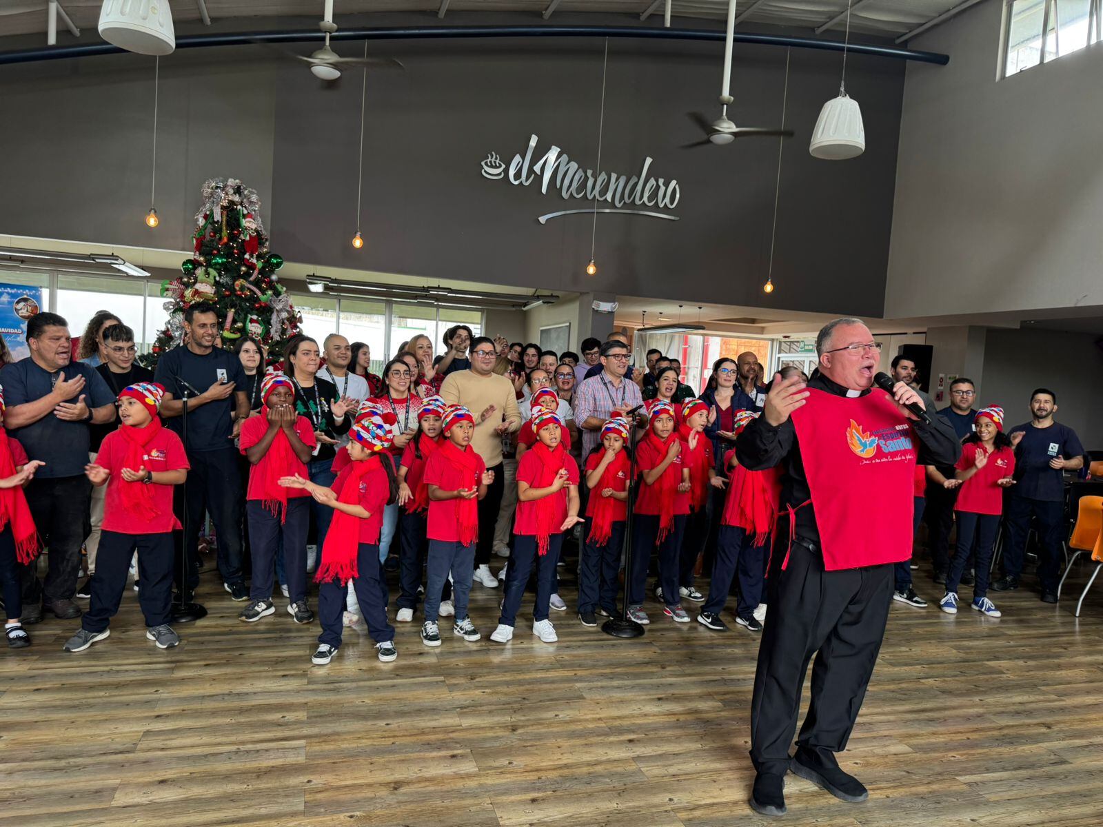 Este martes 3 de diciembre en Grupo Nación celebramos el inicio de la Navidad en medio de un ambiente de alegría, celebración, solidaridad, de la mano del coro de niños de Obras del Espíritu Santo y el amor que siempre le pone a todo lo que hace el padre Sergio Valverde