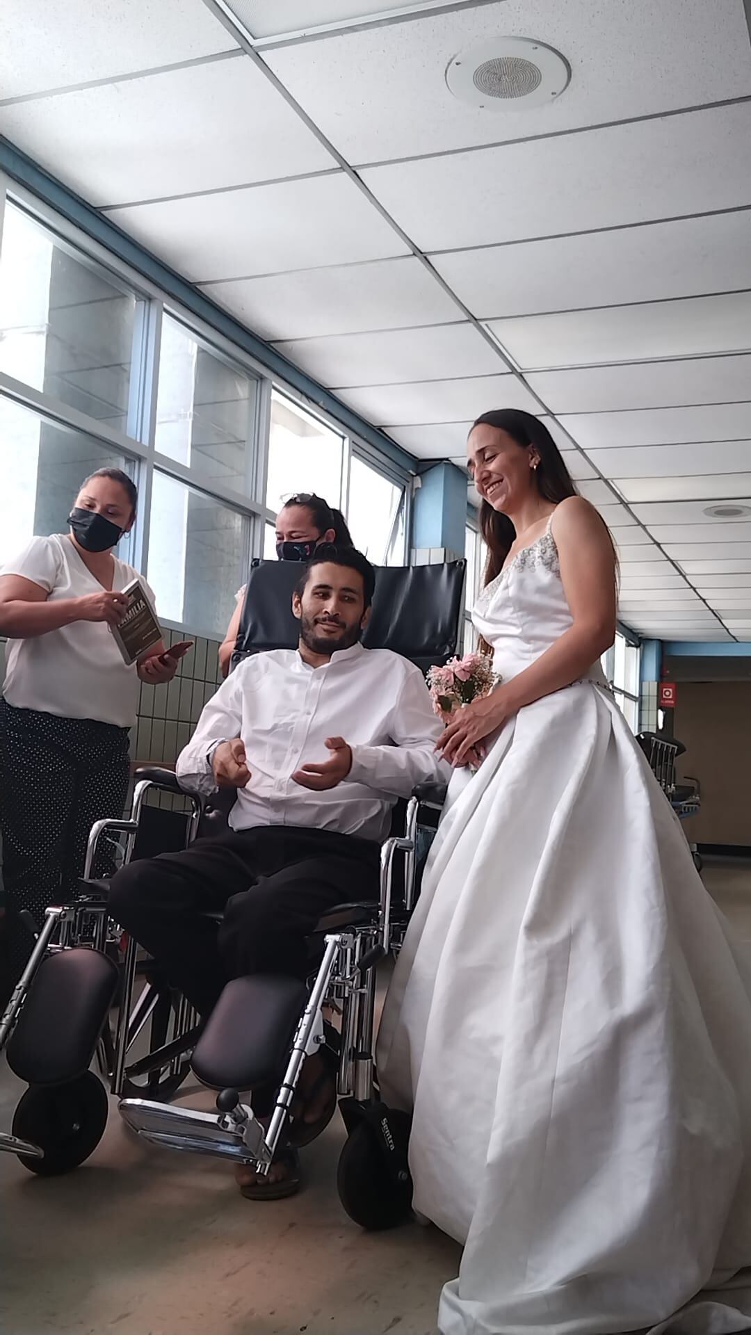 Don Luis Durán de 35 años de edad, quien escribió una linda historia de amor a principios del pasado mes de mayo al casarse en el Hospital Calderón Guardia, falleció el pasado domingo 4 de junio en Coronado, de acuerdo a lo que confirmó la familia. Se casó con Evelyn Navarro.