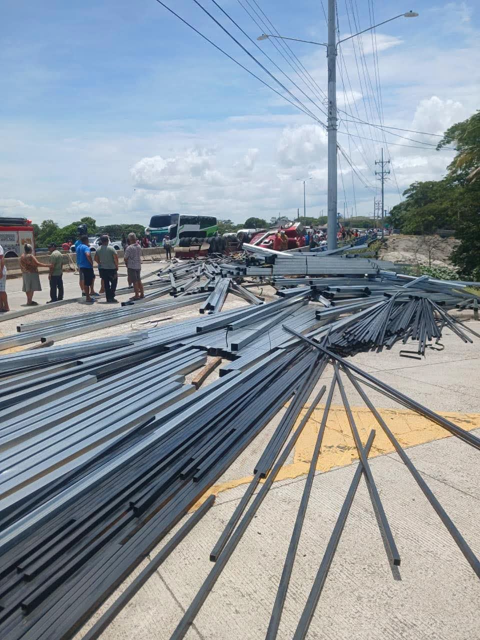El conductor de un tráiler se salvó de lo que pudo haber sido una tragedia luego de que el vehículo de carga pesada que conducía terminara volcado este lunes sobre el río Cañas, en la Ruta 1. Foto: Bomberos
