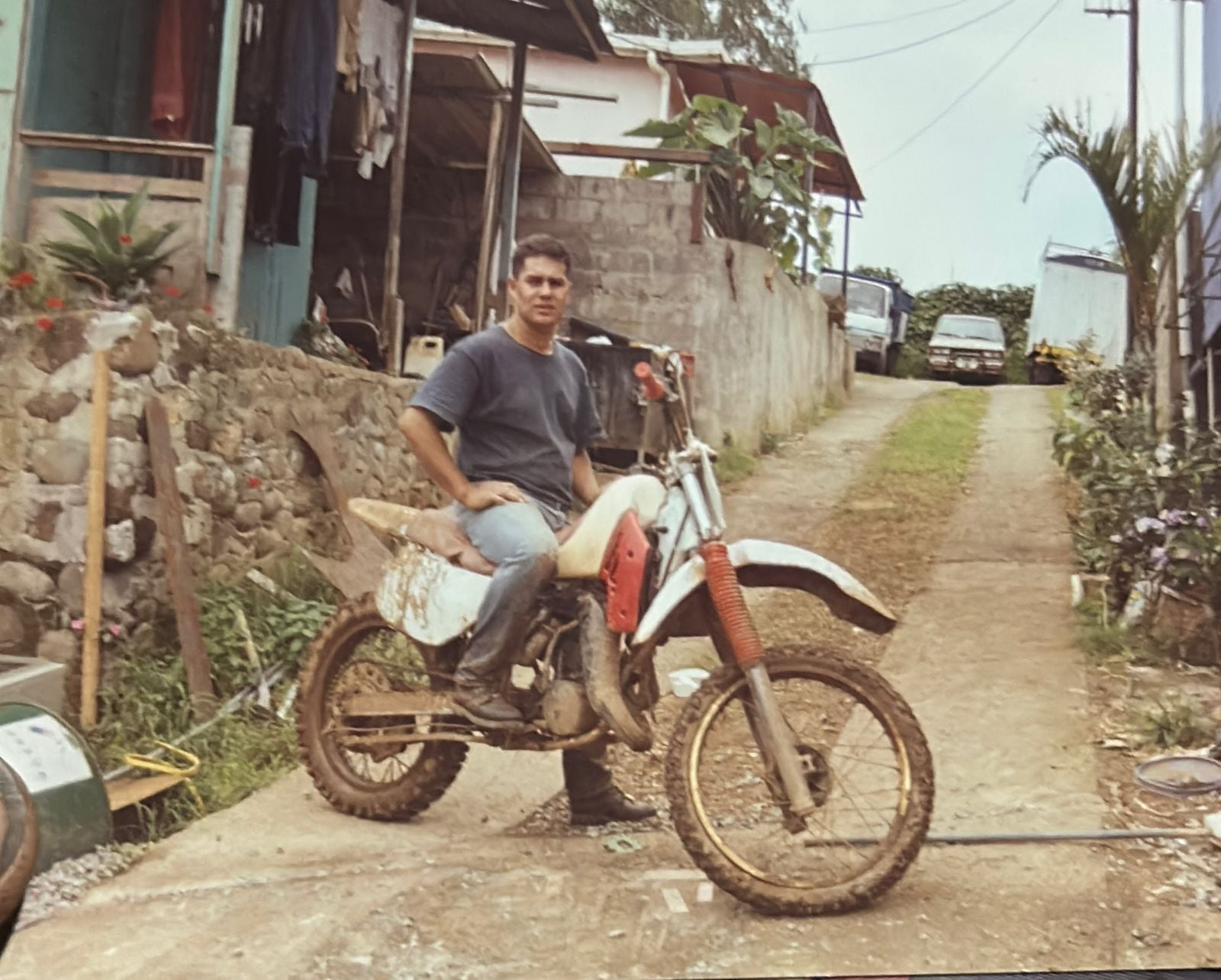 Oscar González no se dejó vencer: tras accidente ahora adapta carros para personas en silla de ruedas. A 12 años de quedar en silla de ruedas, vecino de Moravia creó su propio negocio y hoy le devuelve la libertad a decenas de ticos que usan silla de ruedas.