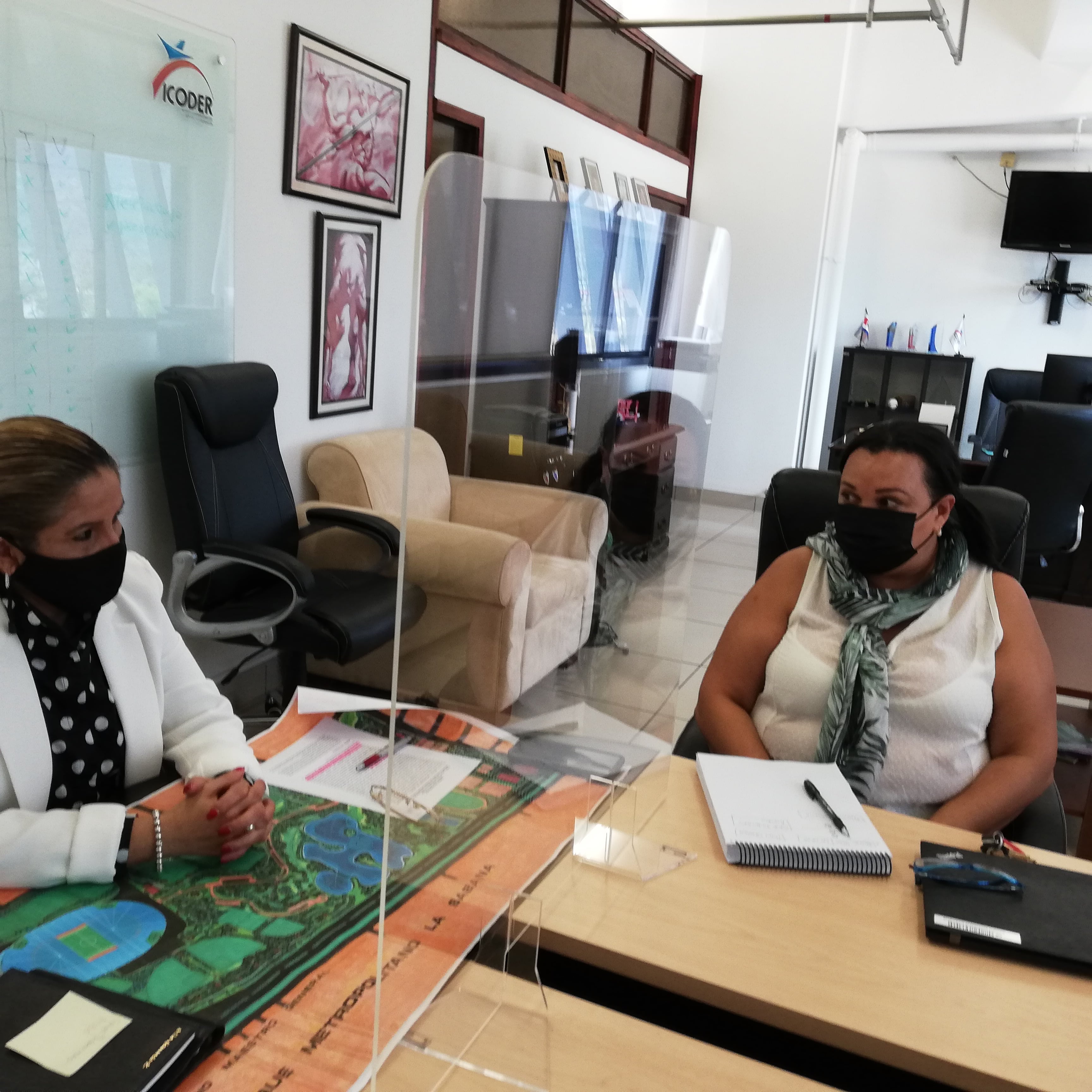 El lago de La Sabana se seca en verano y las autoridades nacionales buscan darle solución. En la foto doña Alba Quesada, directora del Icoder, en su despacho con Marcela Centeno leal, jefa del departamento de gestión de instalaciones del icoder