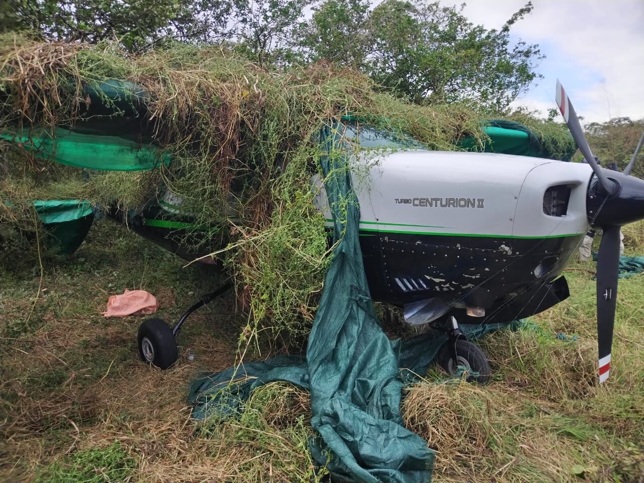 avioneta y pista clandestina en nicoya