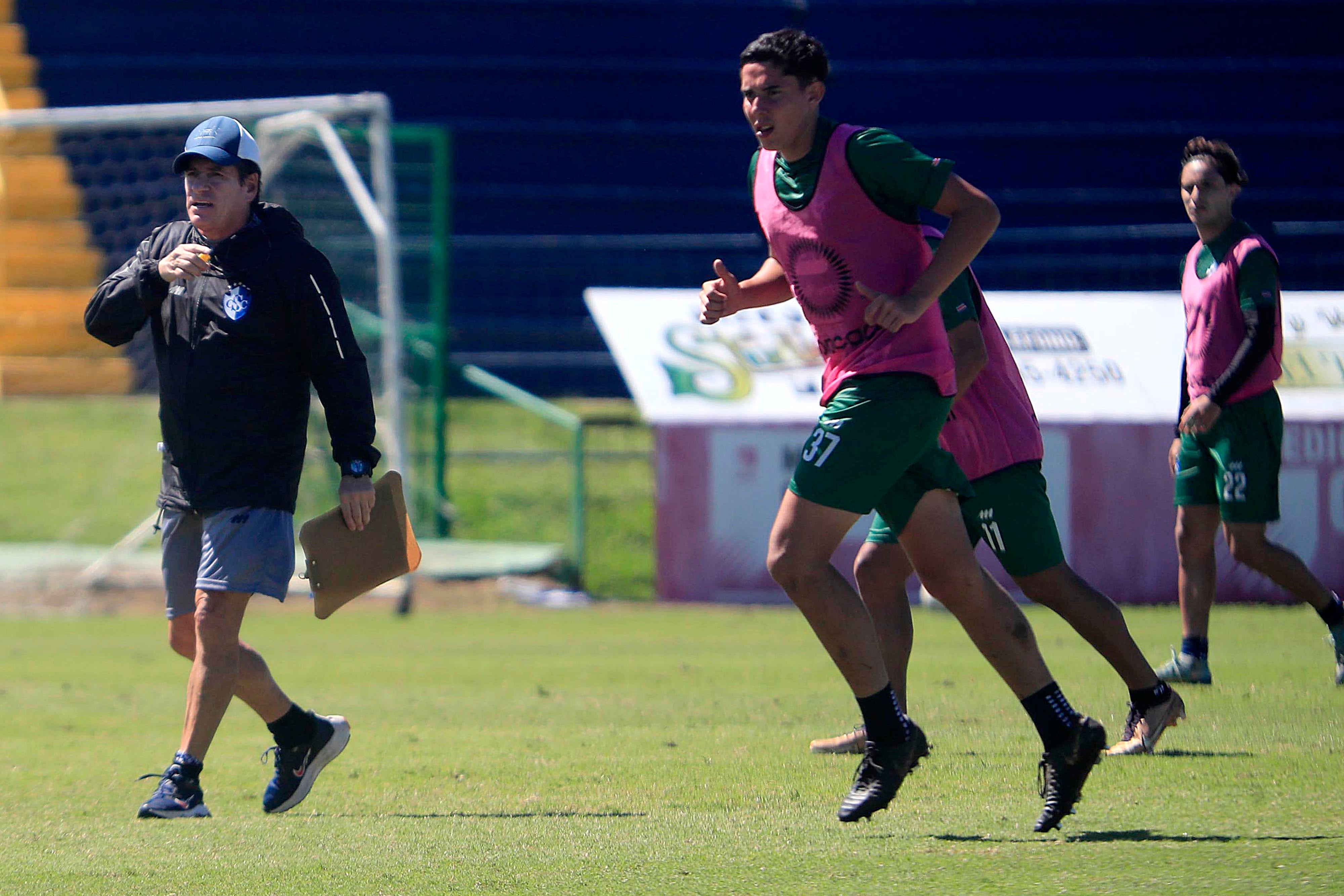 05/01/2024     Estadio Fello Meza, Cartago. El Club Sport Cartaginés entrenó este viernes por la mañana, bajo el mando el mexicano Mario García, y de los asistentes Fernando Palomeque, también mexicano, y Paolo Jiménez. Destacó, además la presencia del refuerzo, también mexicano, Diego González (número 17, medias rojas).
