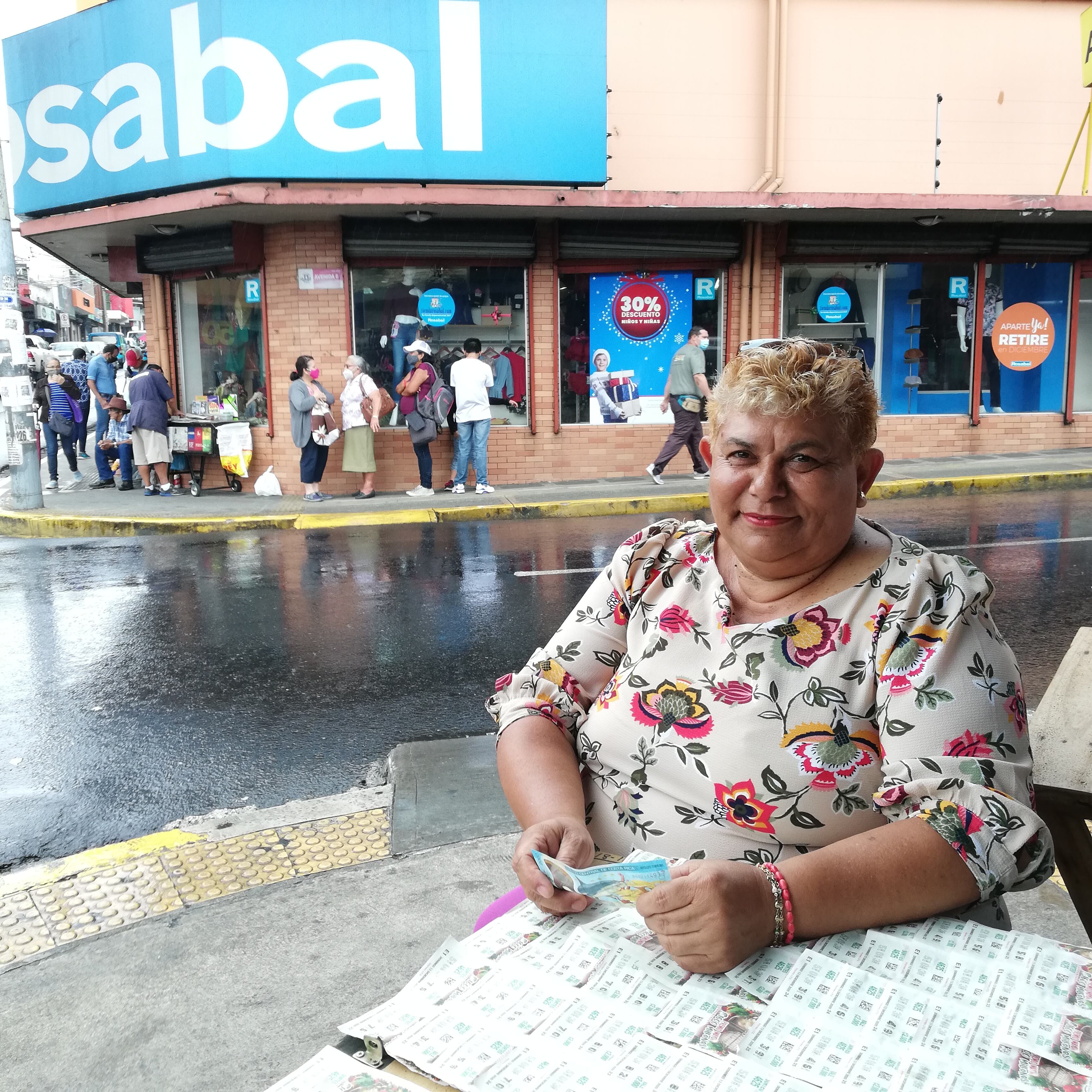 Doña Ana Leitón tiene más de 17 años de vender lotería en Heredia.