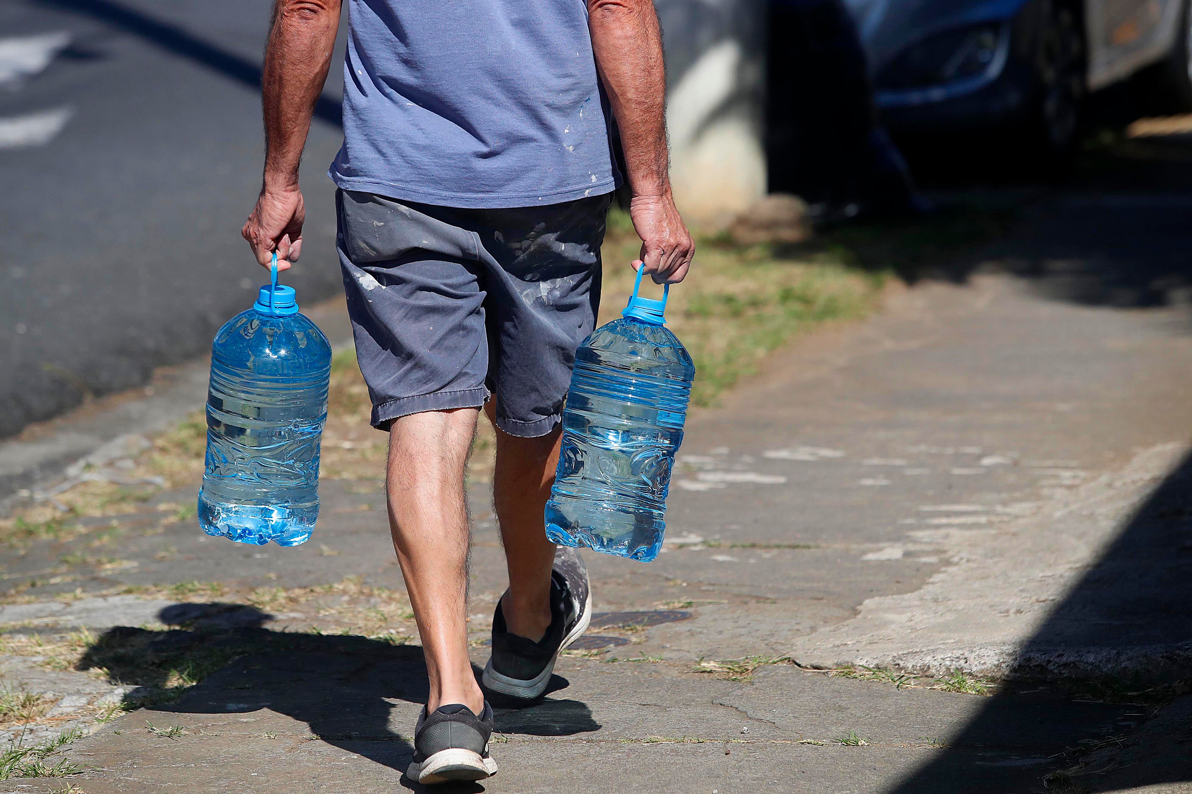 31/01/2024    Recorrido por Moravia, Guadalupe y Tibás, cantones afectados por el agua contaminada y en los que las imágenes de la gente haciendo fila con recipientes para recoger agua que llevan los camiones repartidores son recurrentes. Pese a la crisis este lavacar operaba con relativa normalidad en el centro de Moravia, a las 9:21 a.m. Foto: Rafael Pacheco Granados