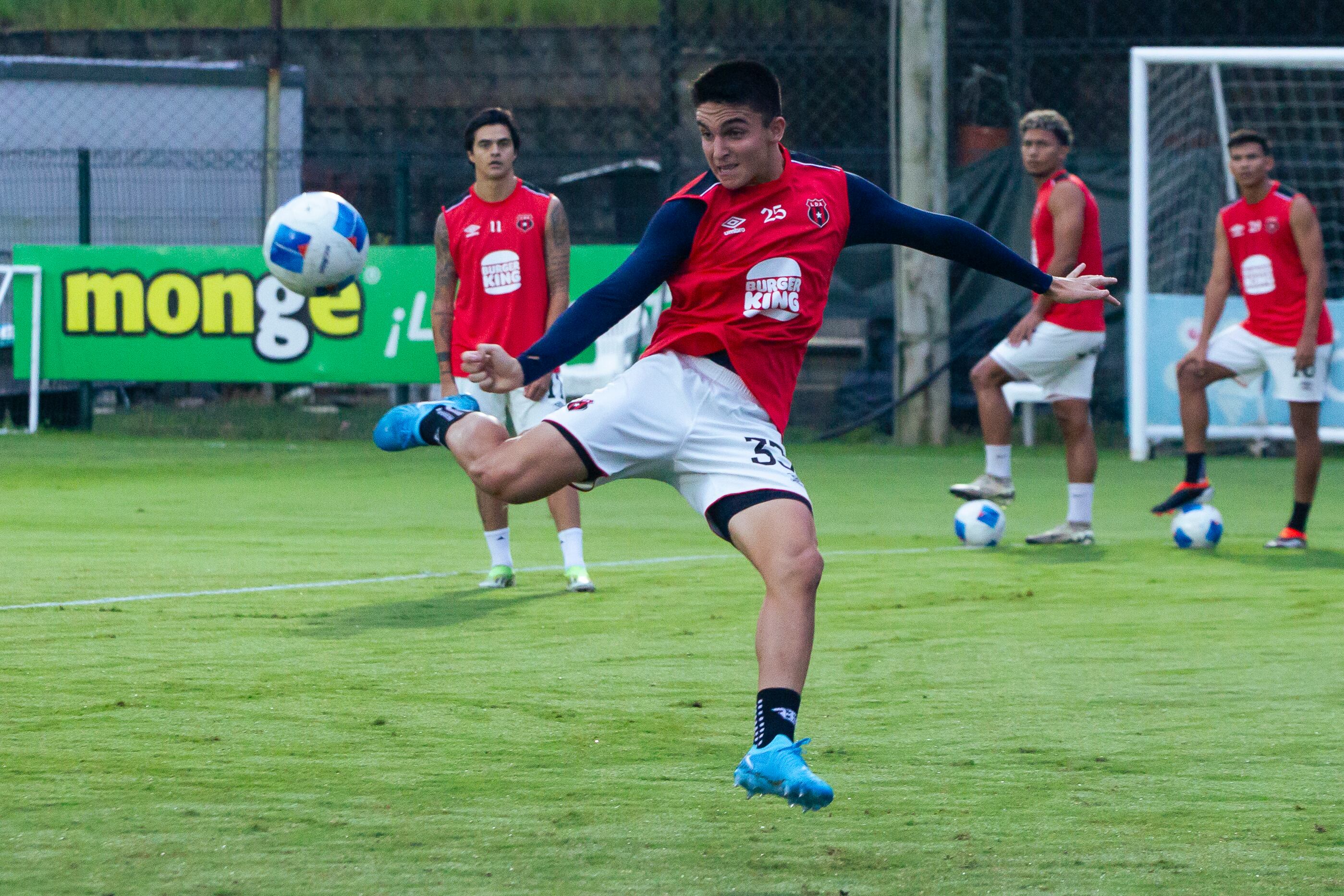 Santiago van der Putten hace un movimiento específico en el entrenamiento previo al partido entre Liga Deportiva Alajuelense y Comunicaciones.