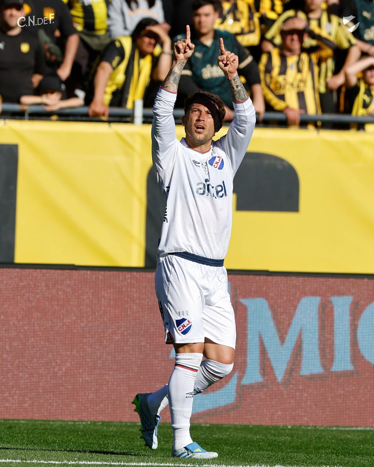 Francisco Calvo se lució con un golazo en el clásico uruguayo entre Nacional y Peñarol.