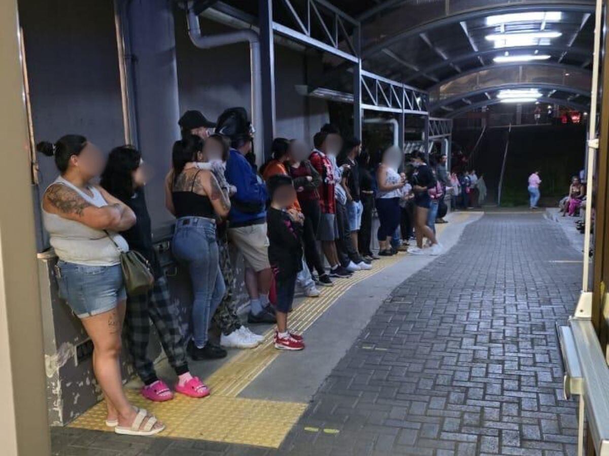 La filas para entrar a emergencias suelen ser bastante largas en la Marcial Fallas.