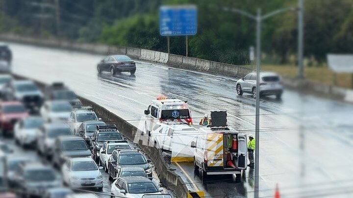 Un hombre perdió la vida al chocar contra una barrera divisora que estaba sobre la ruta 27, en sentido San José a Escazú. Foto: ANI