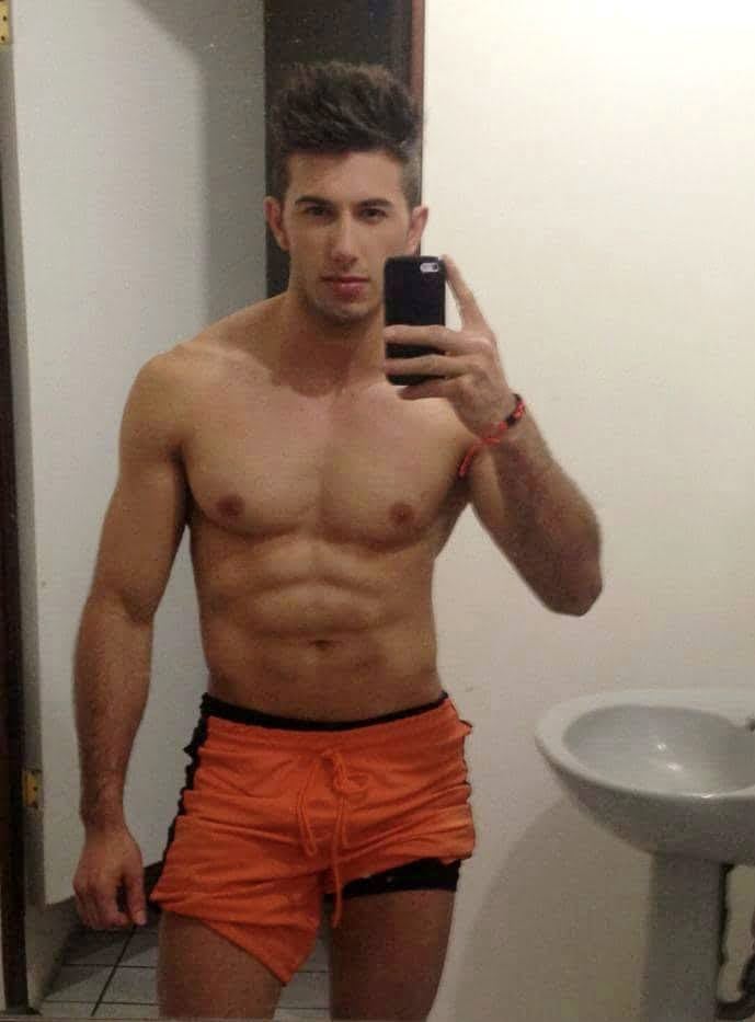 Alejandro Víquez, exparticipante de Combate, busca abrirse camino como cantante.