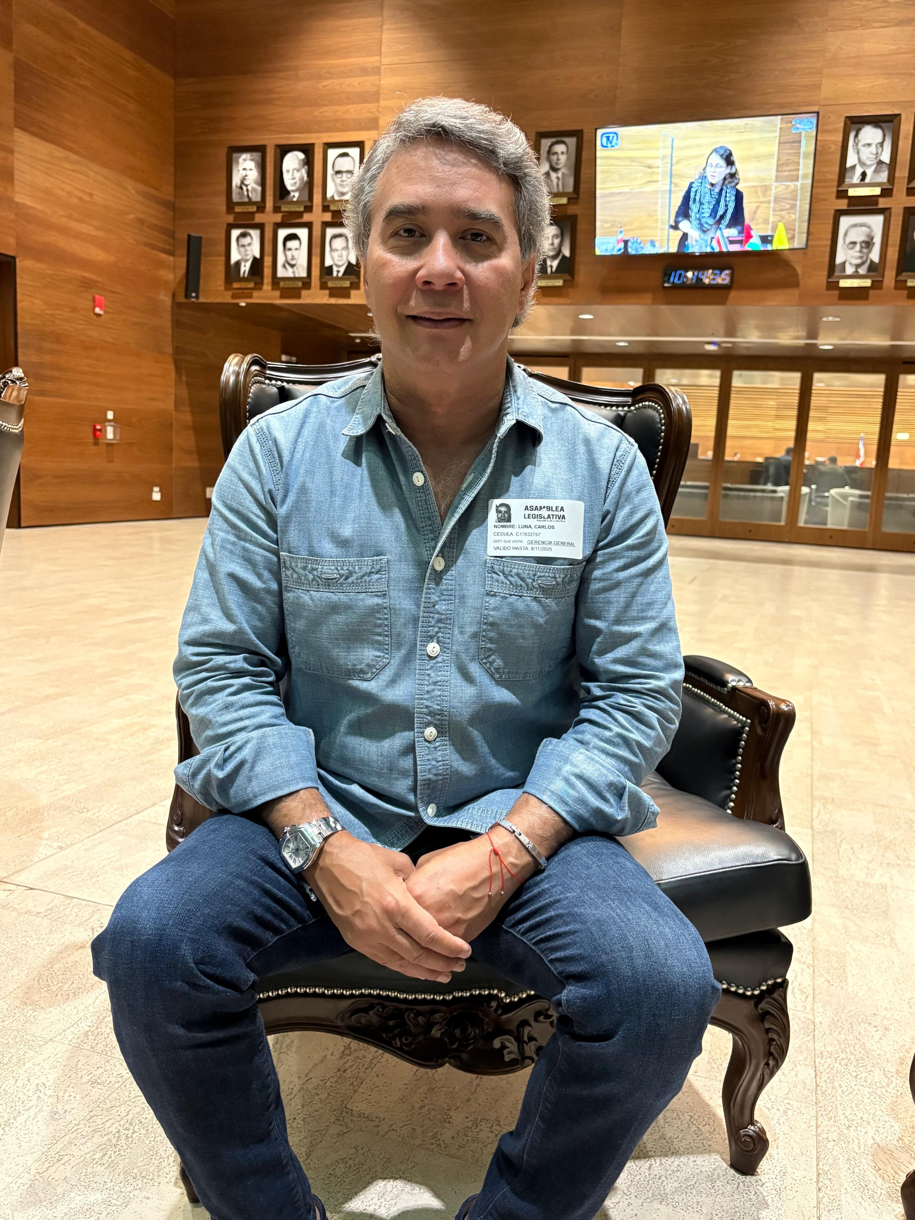 Pintor cubano Carlos Luna estuvo en Costa Rica y nos contó su historia