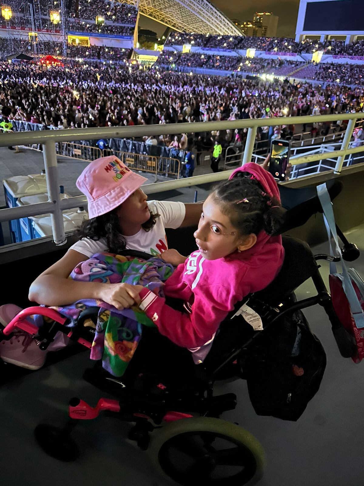 Naomy Bonilla Hernández junto a su madre Nataly Hernández Espinoza y Doña Merry (personaje de Roque Ramírez) en el concierto de Karol G.