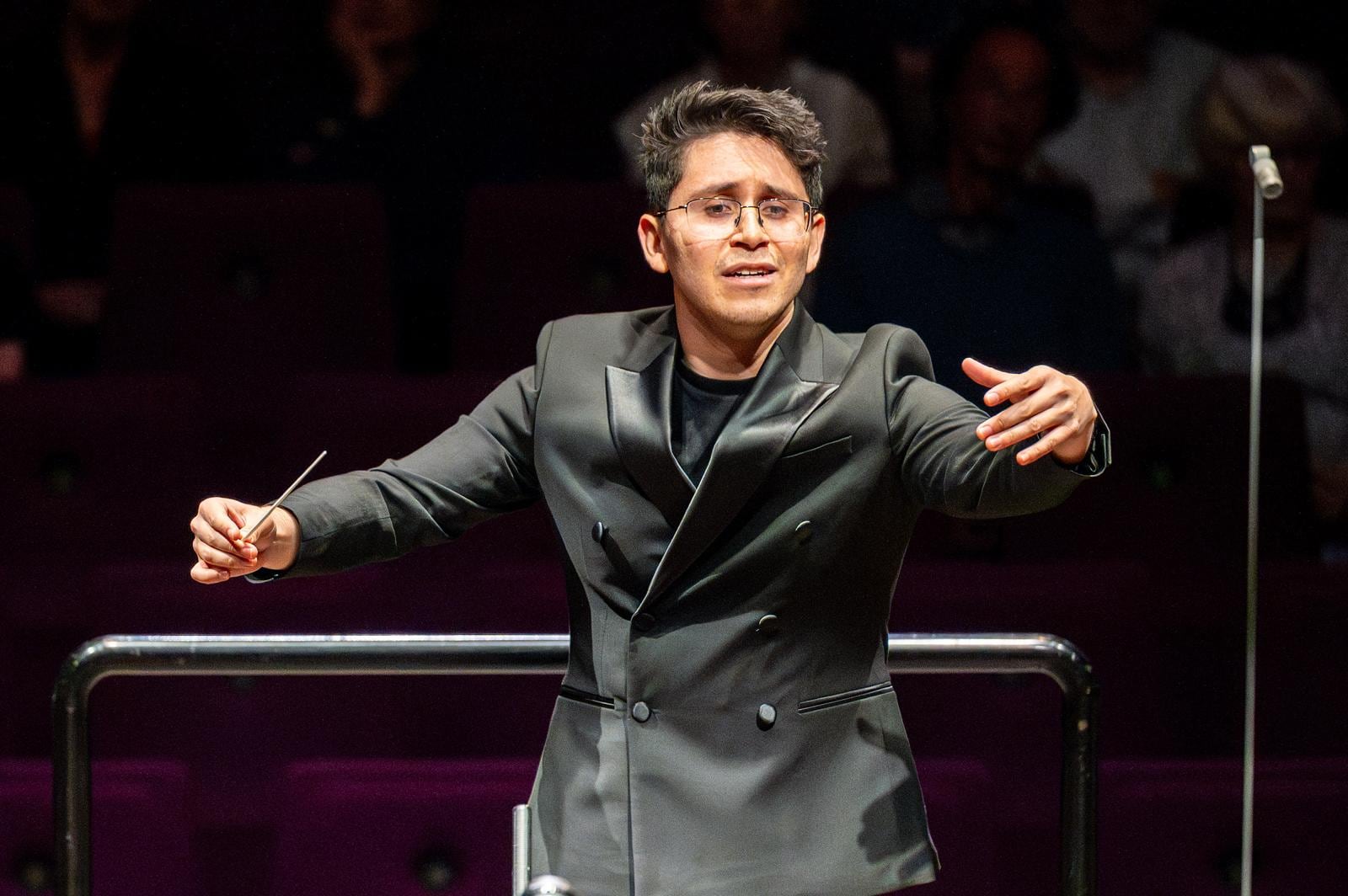 Luis Castillo Briceño, nativo del residencial Las Margaritas en San Sebastián, se alzó con el primer lugar en una de las competencias más importantes del planeta en dirección de orquestas y puso en alto a Costa Rica con su carisma, talento y sabor pura vida.