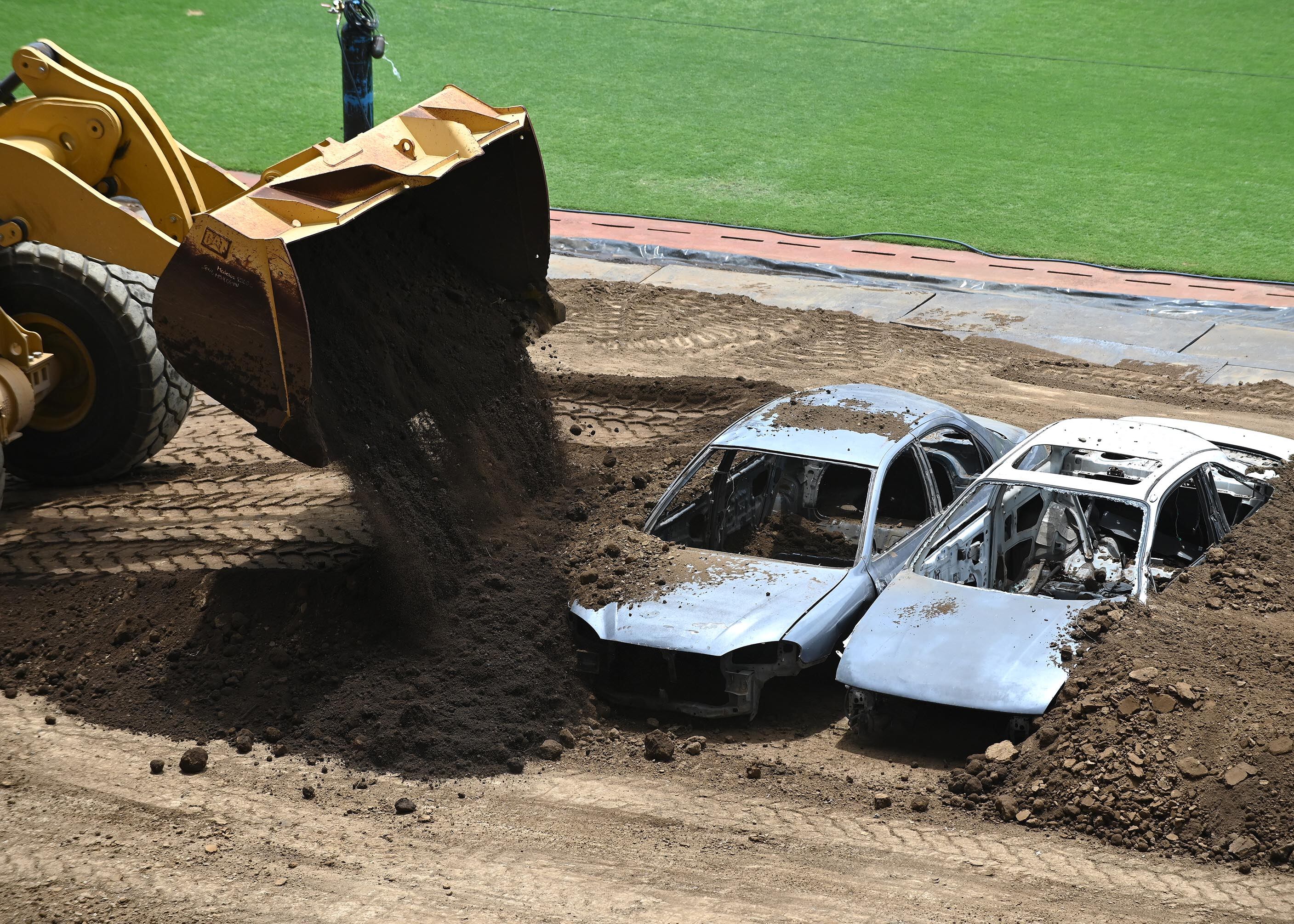 25 de abril del 2025. Estadio Nacional, La Sabana. 10:00 hrs. Preparativos para el show HotWheels Monster Trucks Glow and Fire en la gramilla del Estadio Nacional. Maquinaria pesada realiza movimientos de tierra creando las rampas que los pilotos de monster trucks usarán durante los diferentes shows que ofreceran los días viernes, sábado y domingo de abril. En la foto: Algunos pilotos fueron entrevistados y se documentaron detalles de los vehículos y de los trabajos que realiza la maquinaria pesada. El Danny CR posa para la foto. Foto: Albert Marín. para la Teja.