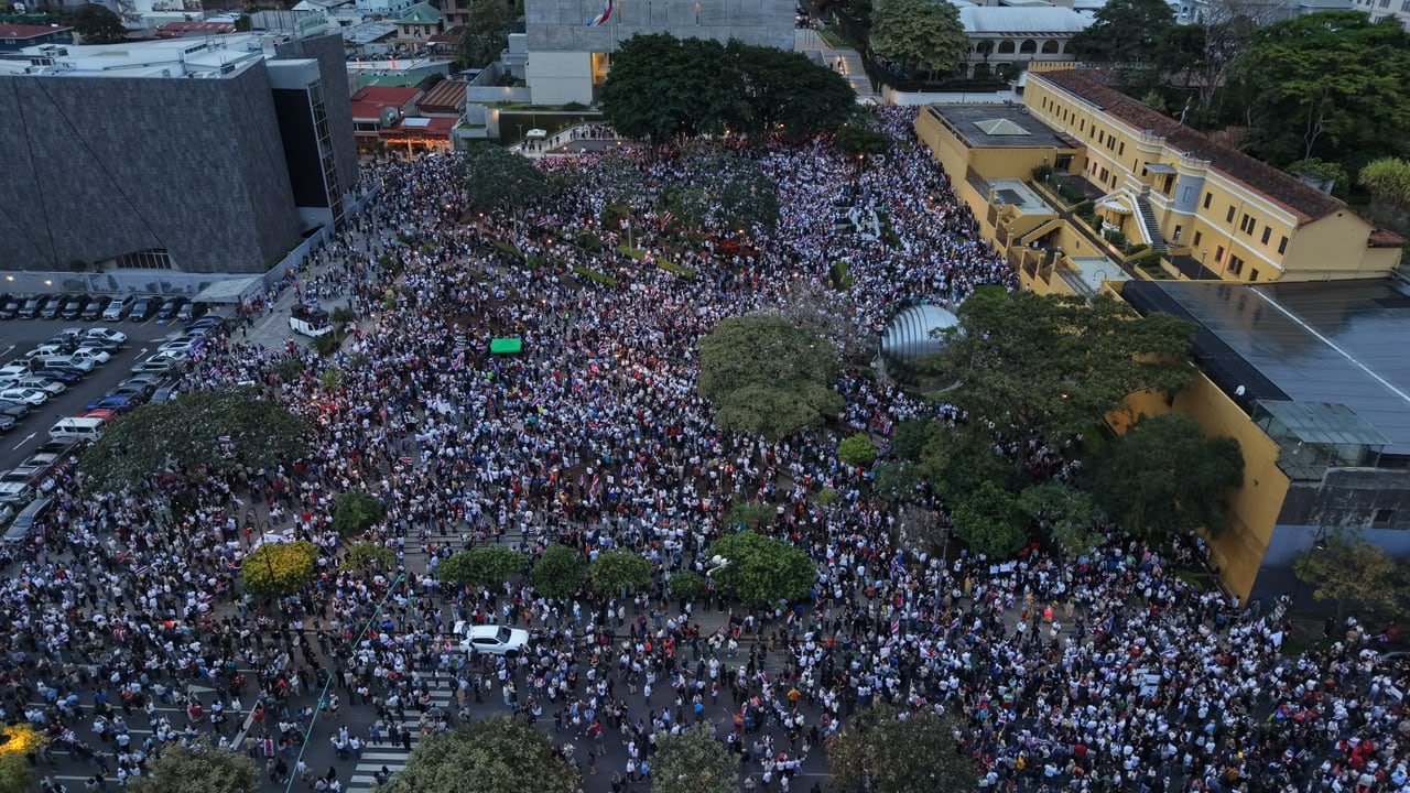 La plaza de la Democracia llena de personas reunidas en el plantón en defensa del Poder Judicial