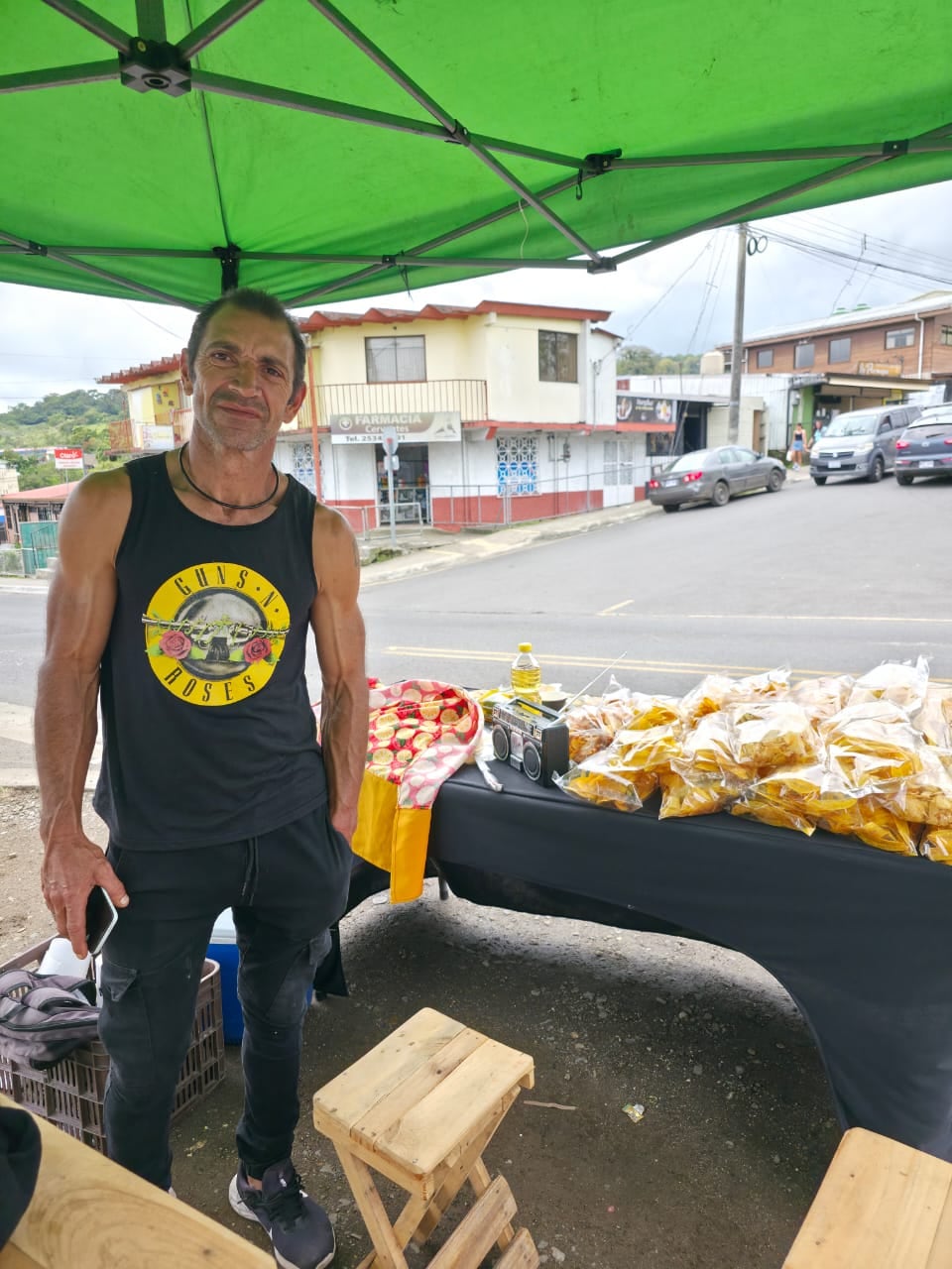 Alexander “Chandy” Pacheco vende cajetas y chiles jalapeños en Cervantes.