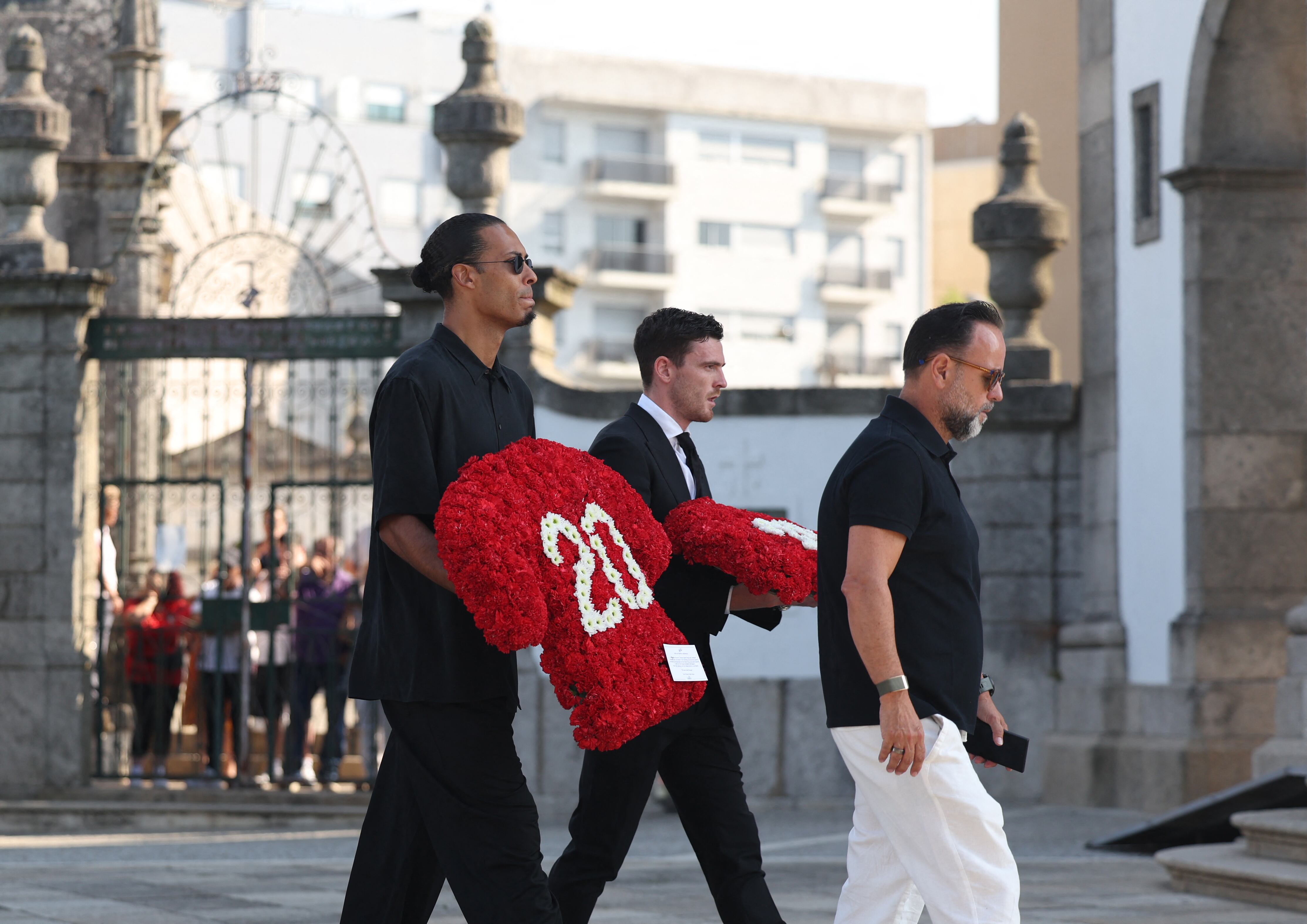 Virgil van Dijk y Andy Robertson llevaron unos arreglos florales como homenaje.