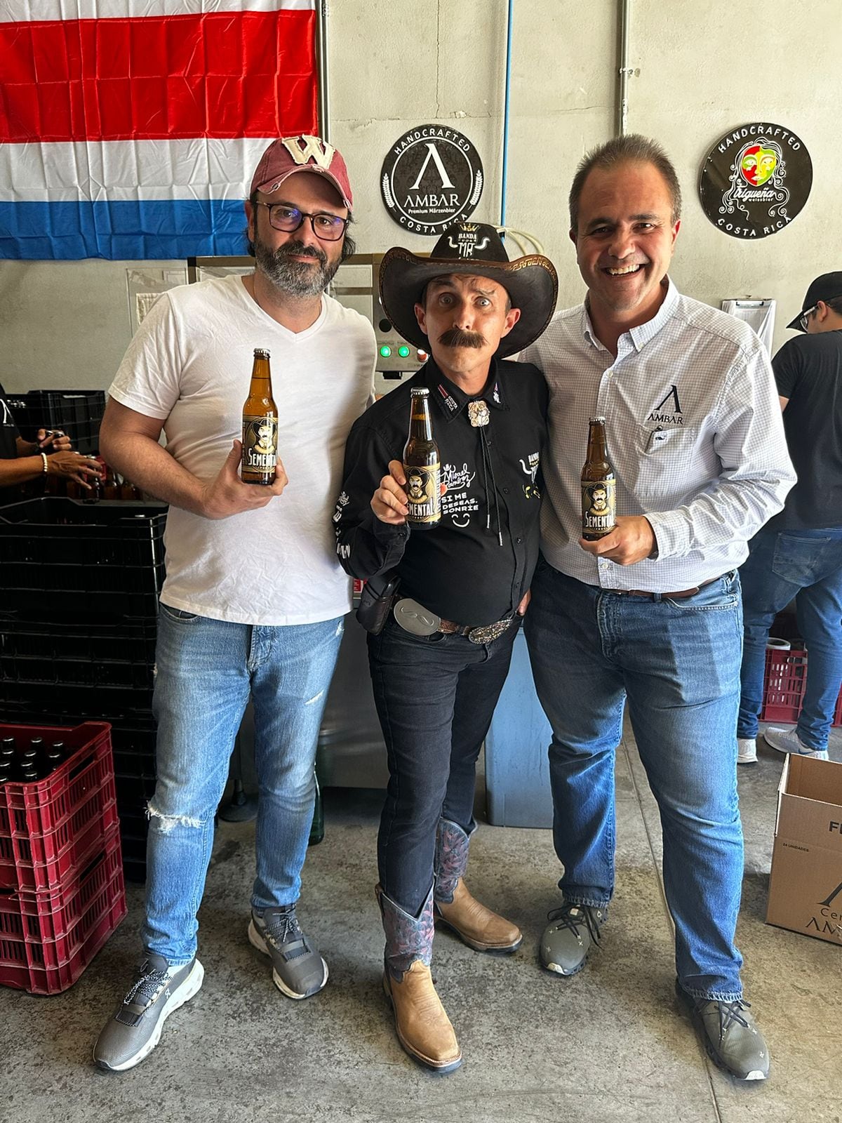 Roque Ramírez y su cerveza Semental, en honor a su personaje Misael Ramírez.