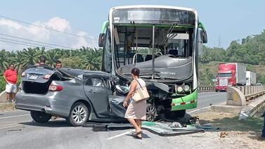 Carro queda incrustado en bus tras violento choque que dejó 3 personas heridas