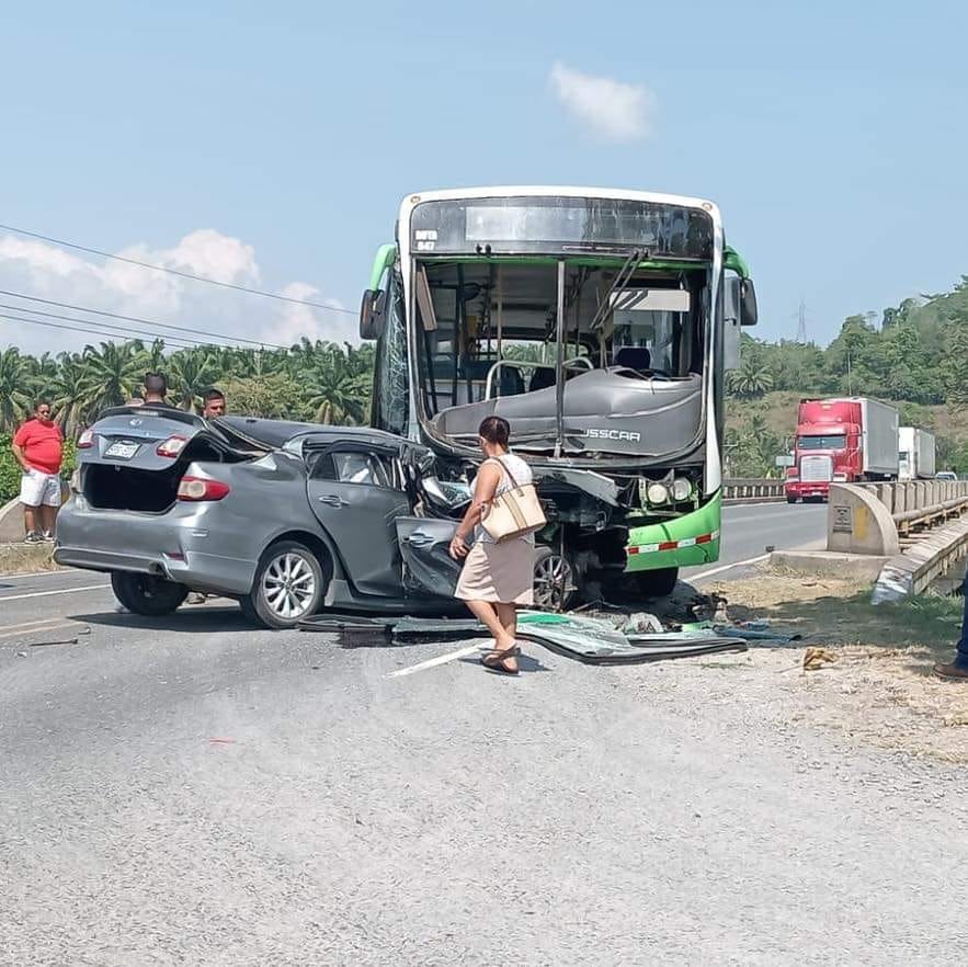 Choque entre carro y bus en golfito.