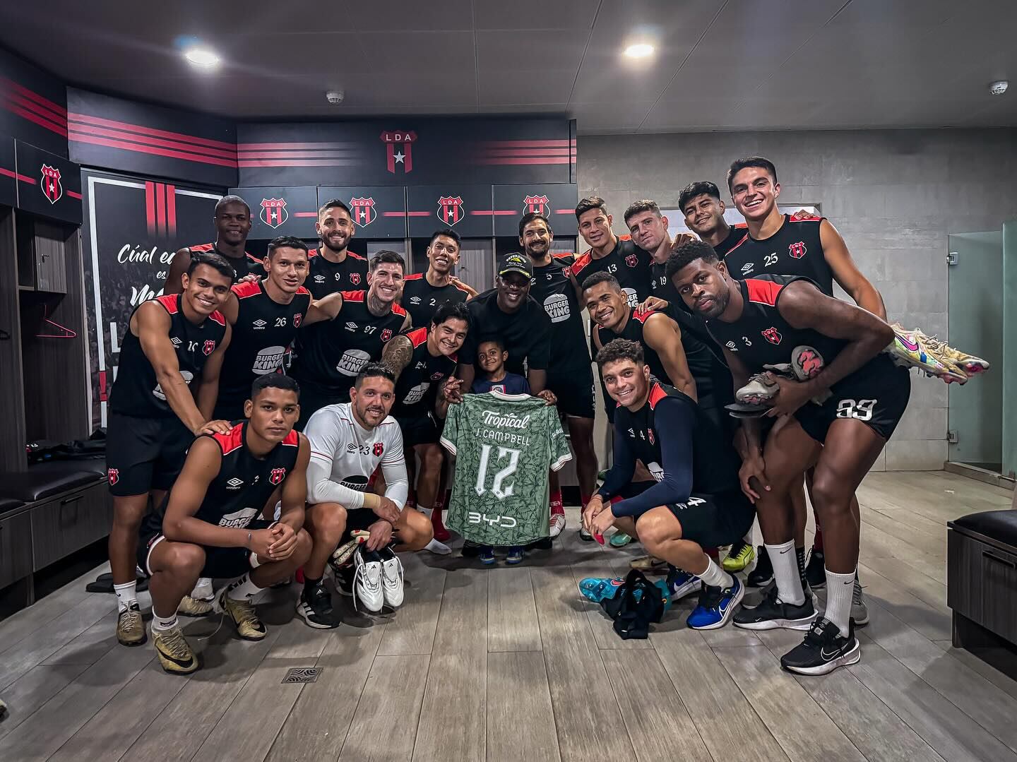 Joel Campbell salió hasta con regalo del CAR de Alajuelense. Foto: Facebook.