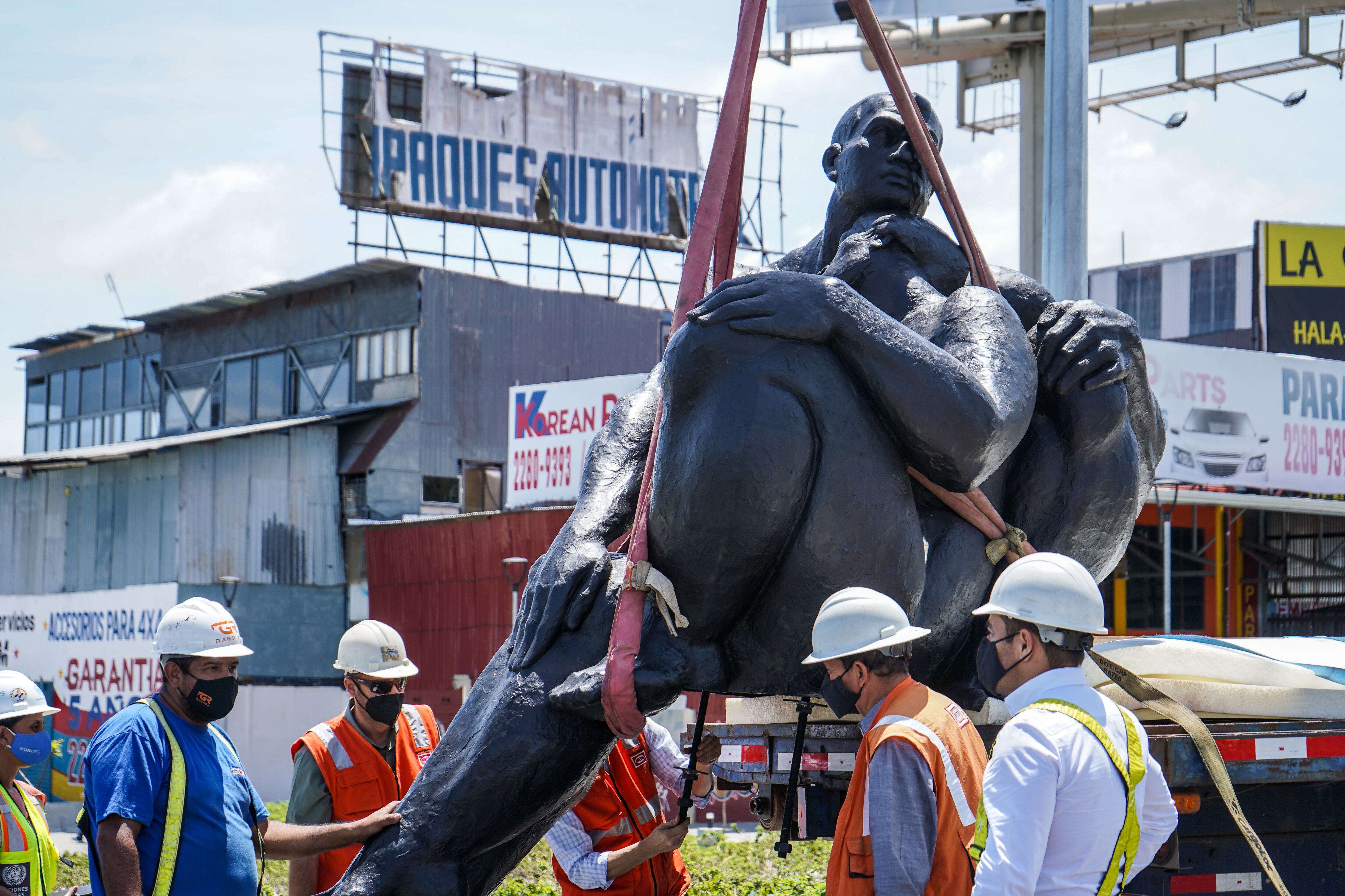 Después de 8 meses de restauración el Monumento a las Garantías Sociales volvió a la rotonda de Zapote este martes 27 de abril.