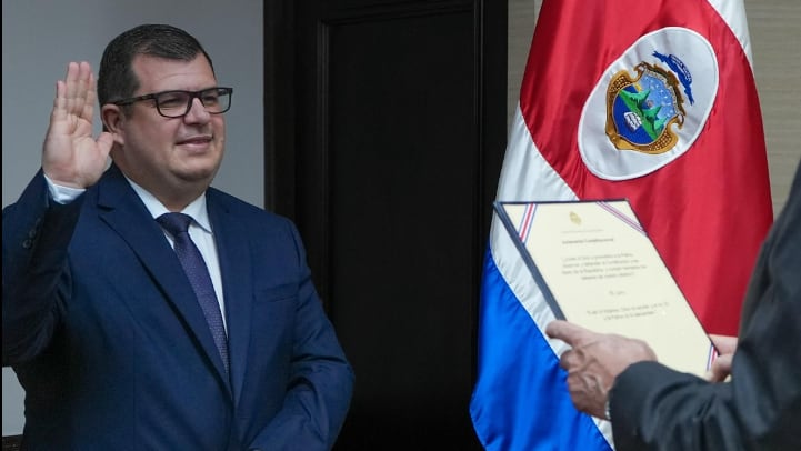 La diputada Pilar Cisneros, jefa de fracción del Partido Progreso Social Democrático (PPSD), anunció este jueves que Arnold Zamora, ministro de Comunicación denunciado por una presunta violación en perjucio de un funcionario público de 25 años, se quedará en su puesto junto al mandatario Rodrigo Chaves.