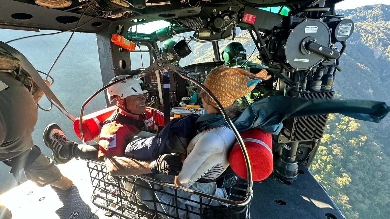 En una titánica y riesgosa operación en las alturas, este 25 de marzo se logró el rescate de la turista española accidentada mientras realizaba canyoning o barranquismo. Foto: Cortesía MSP.