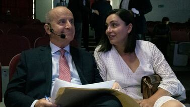 Esposa de José María Figueres vende cuadro y lo promociona con una foto que llama mucho la atención