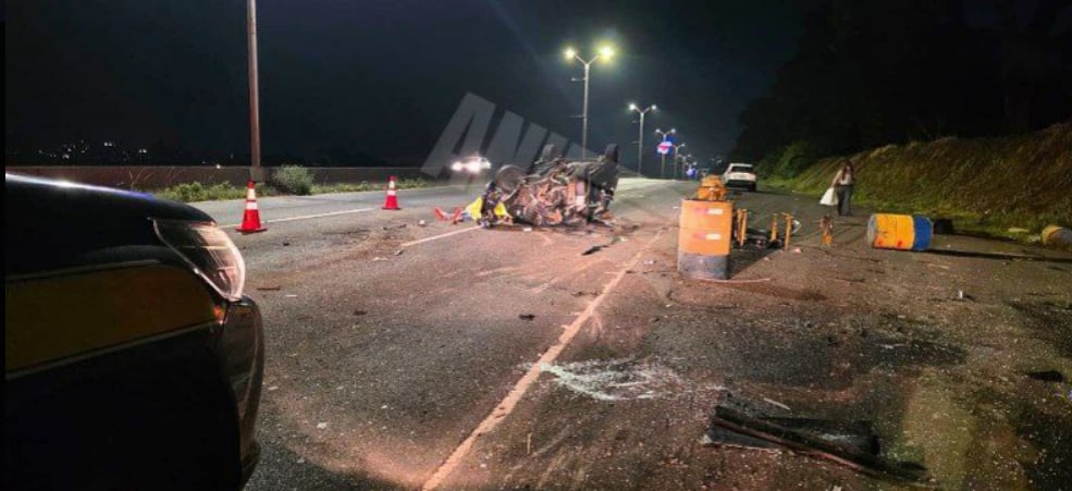 El accidente se habría dado debido a que, al parecer, el carro chocó contra una barrera divisoria. Foto ANI.