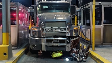 Susto en peaje de la autopista Florencio del Castillo tras terrible colisión entre moto y vagoneta