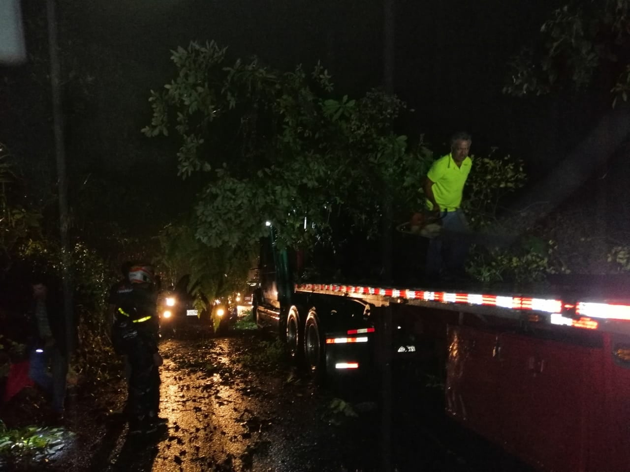Cierre de la ruta 32, por derrumbes en la vía. Cortesía.