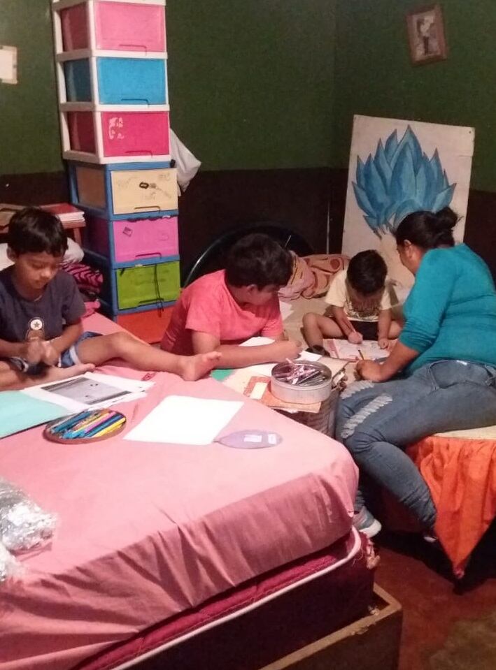 Familia vive en un cuarto de 3x3 y sus hijos estudian sentados en un balde. Wendy Chambers con su esposo Johnny Sanarrusia, son los papás, los hijos son Randy (12 años), Mathías (6 años) e Isaac (4 años).
